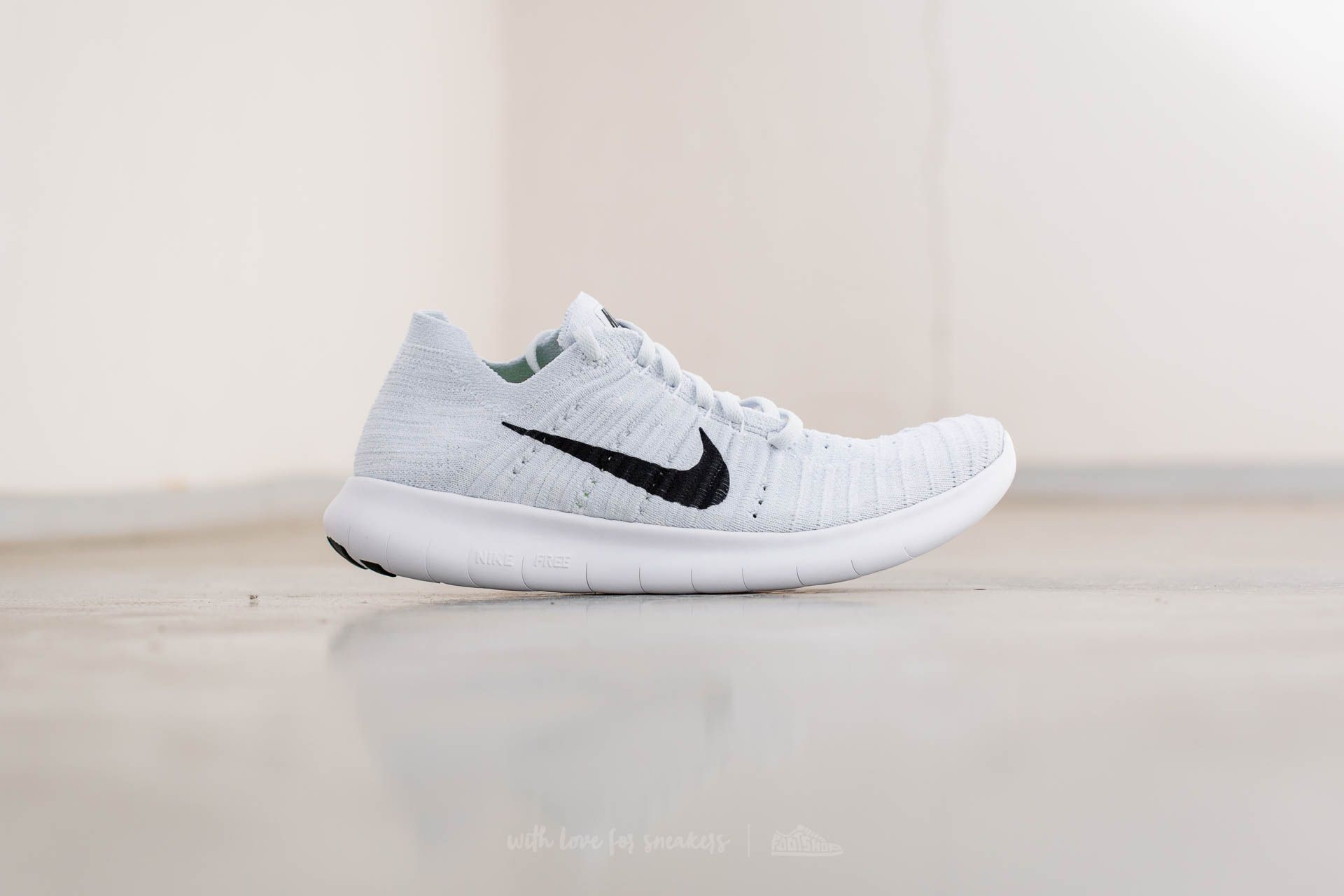 Chaussures et baskets femme Nike Wmns Free Runner Flyknit White Black Pure Platinum Footshop