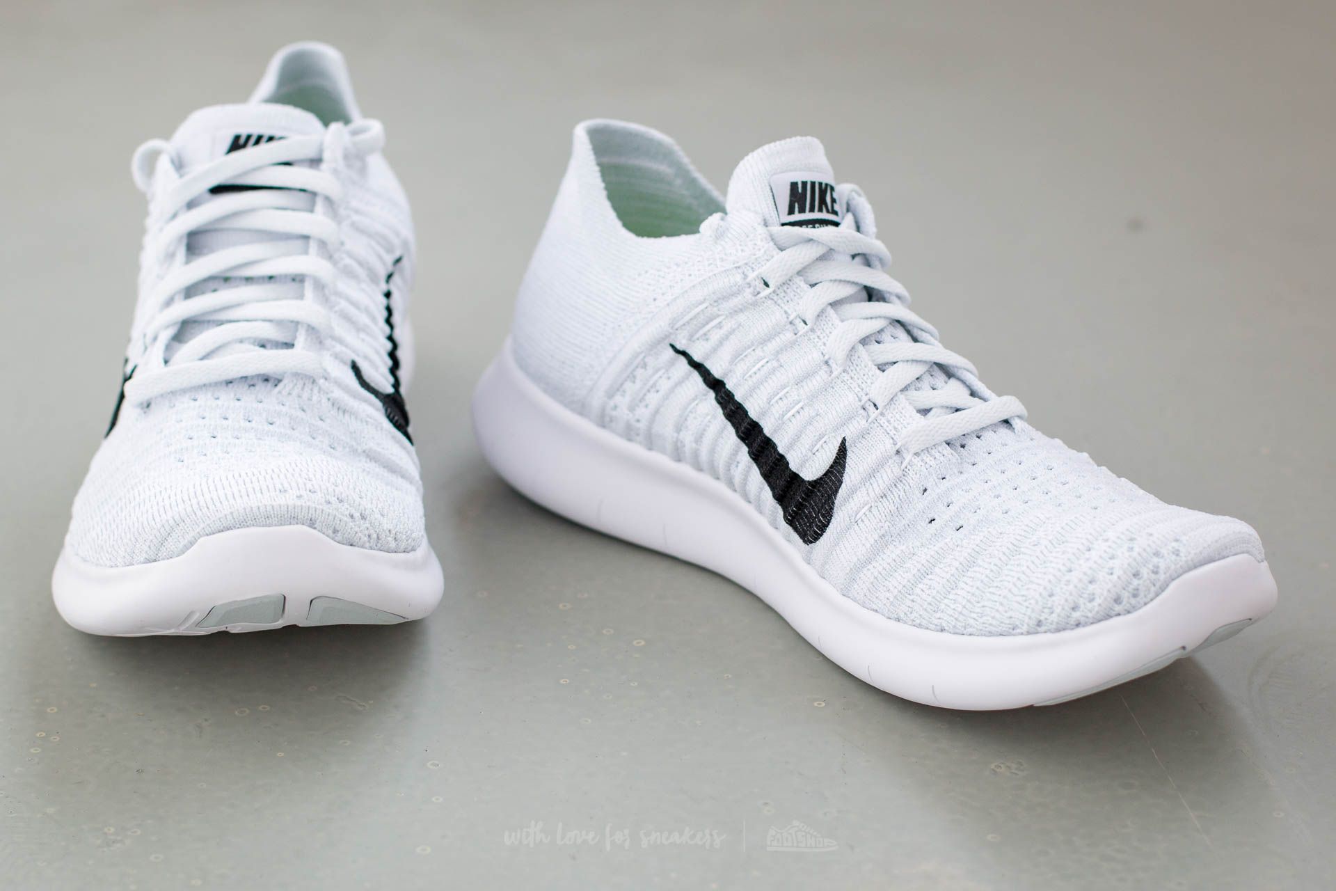 Chaussures et baskets femme Nike Wmns Free Runner Flyknit White Black Pure Platinum Footshop