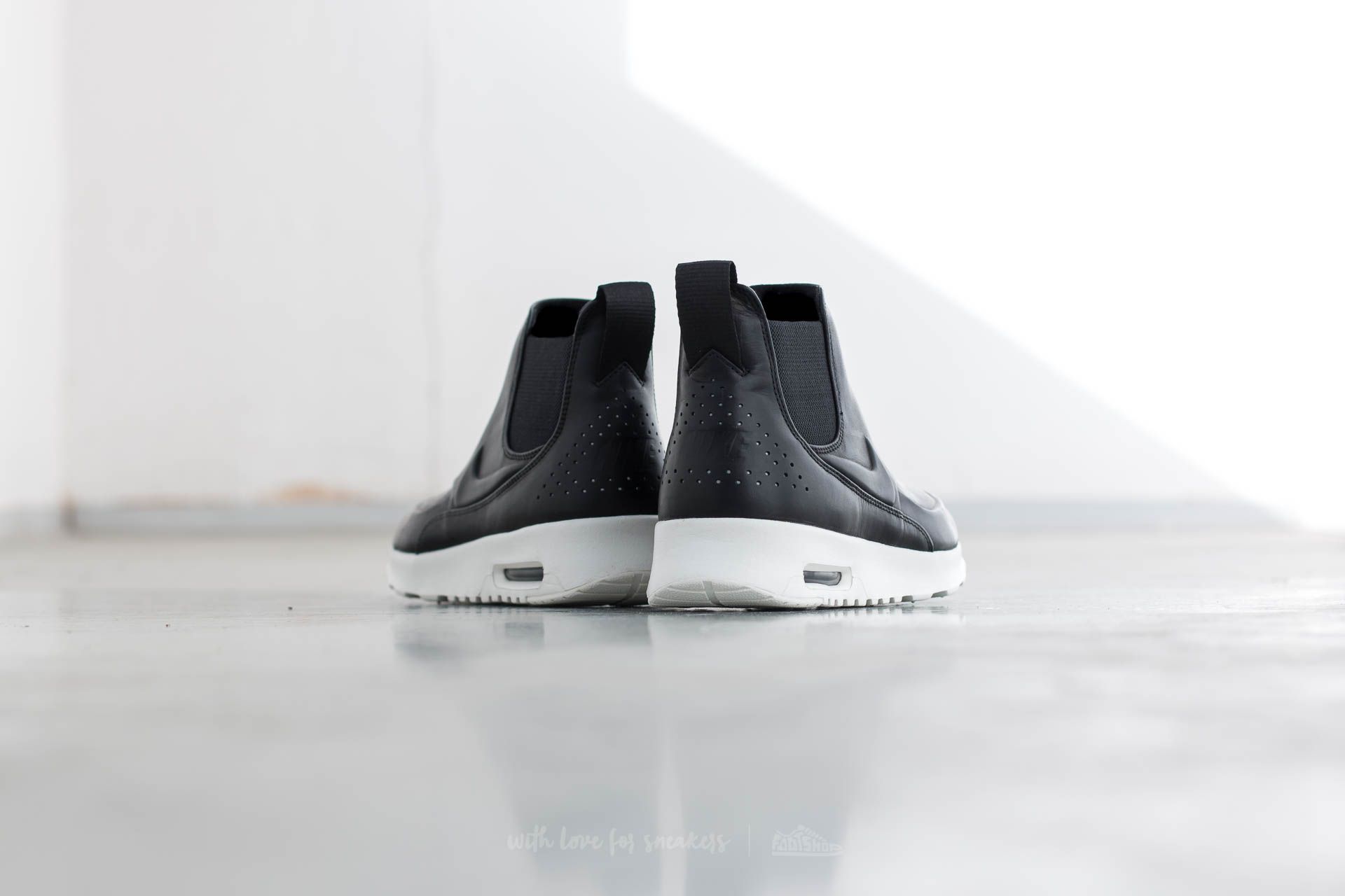 Nike w air hotsell max thea mid black