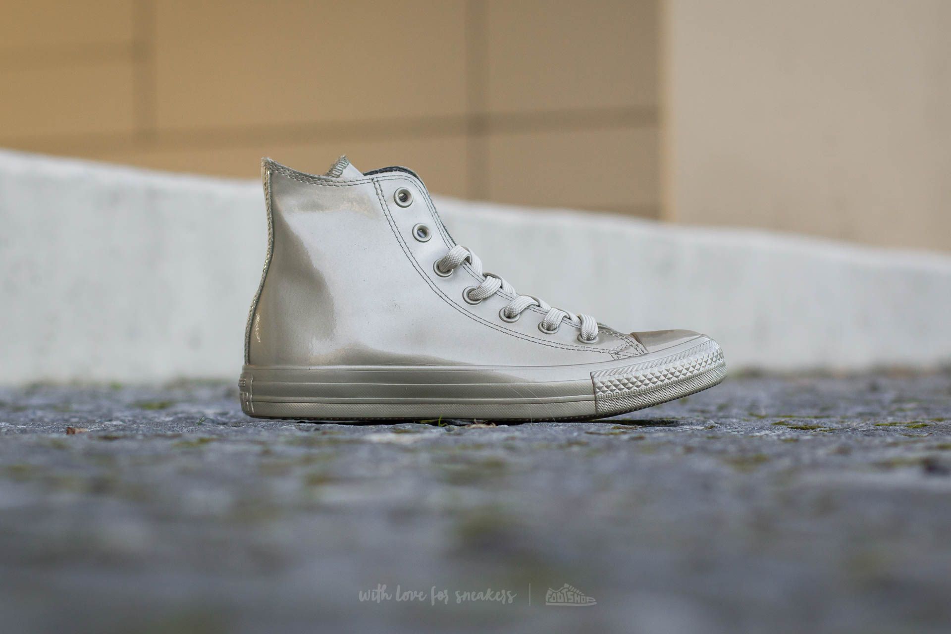 Metallic gold hotsell converse womens