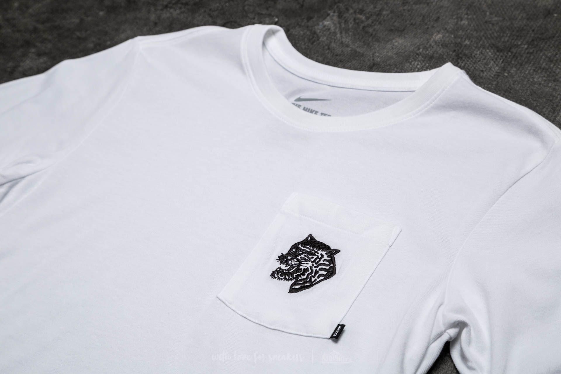 T-Shirts and shirts Nike SB Tiger Pocket Tee White