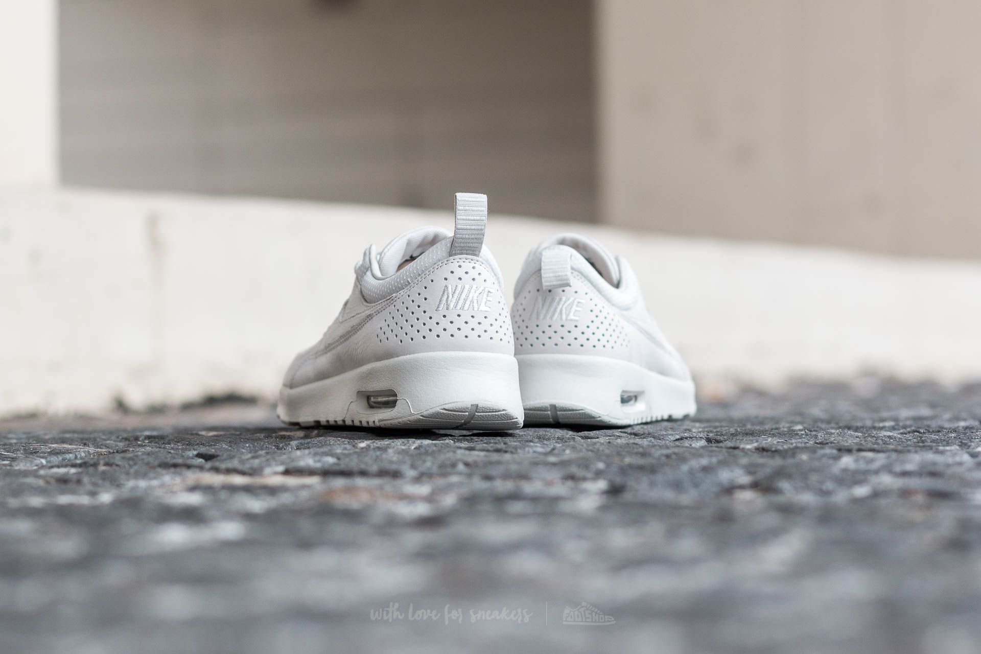 Nike wmns air top max thea (light bone)