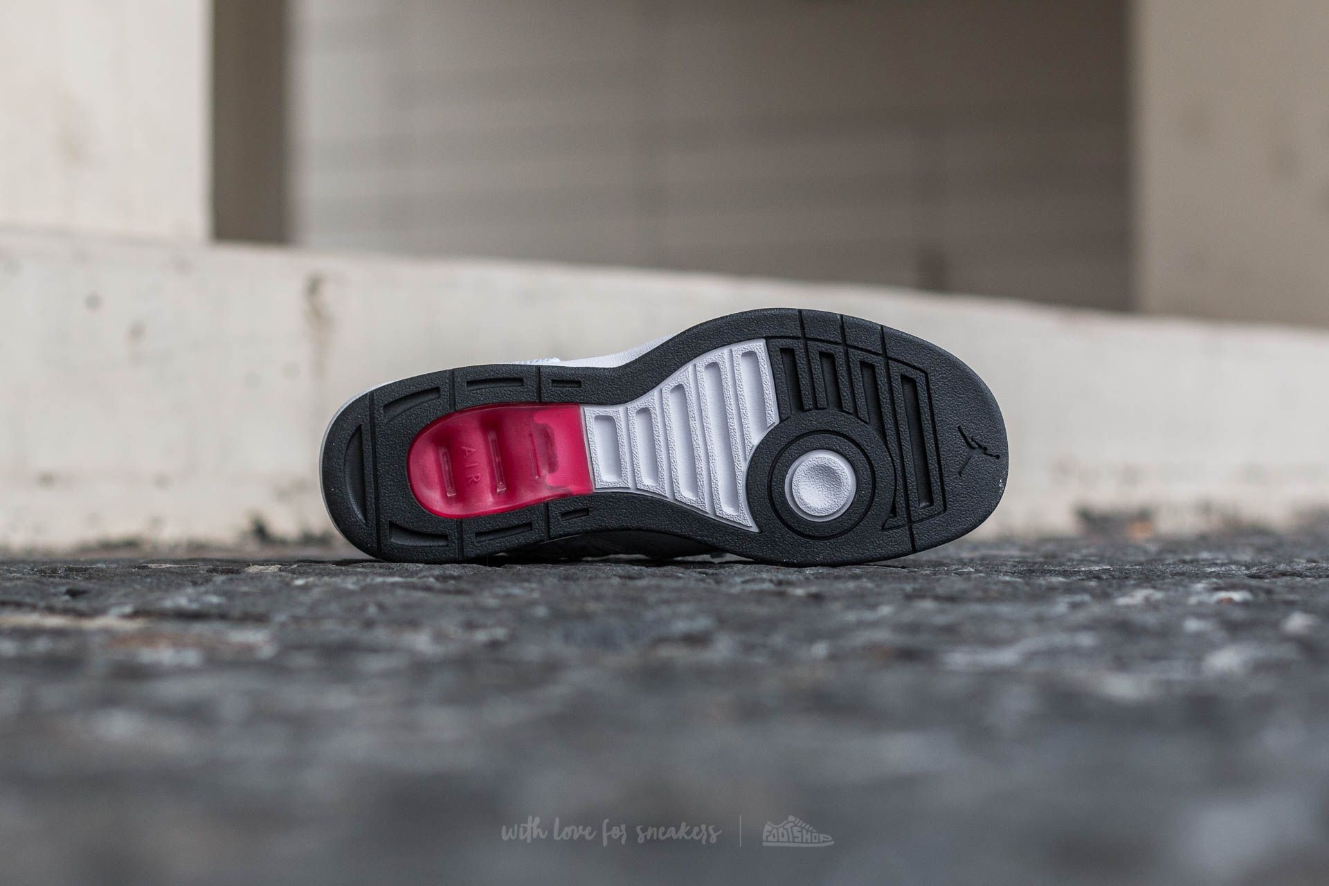 Men s shoes Jordan Clutch White Gym Red Black Footshop