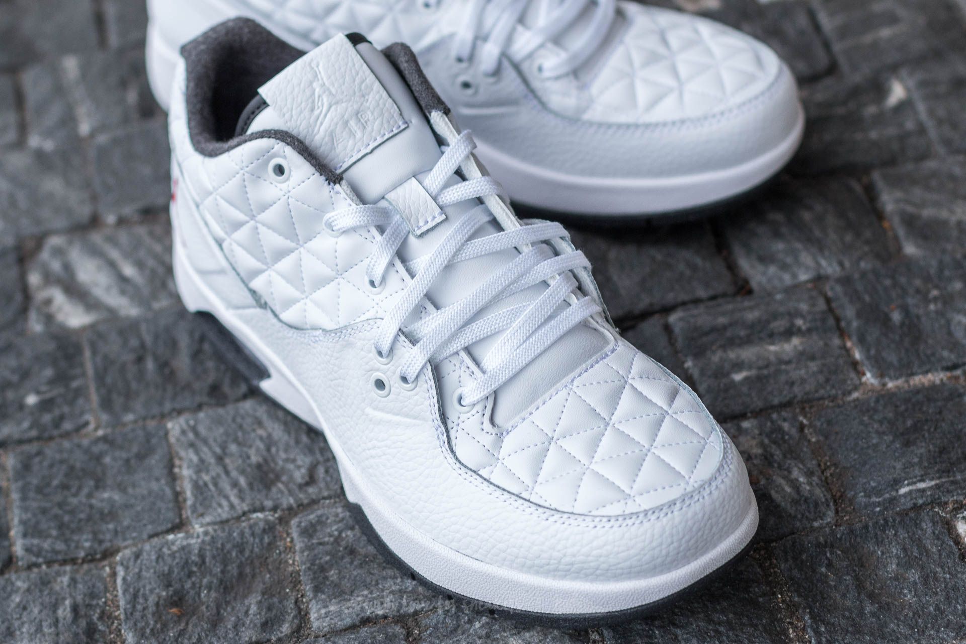 Men s shoes Jordan Clutch White Gym Red Black Footshop