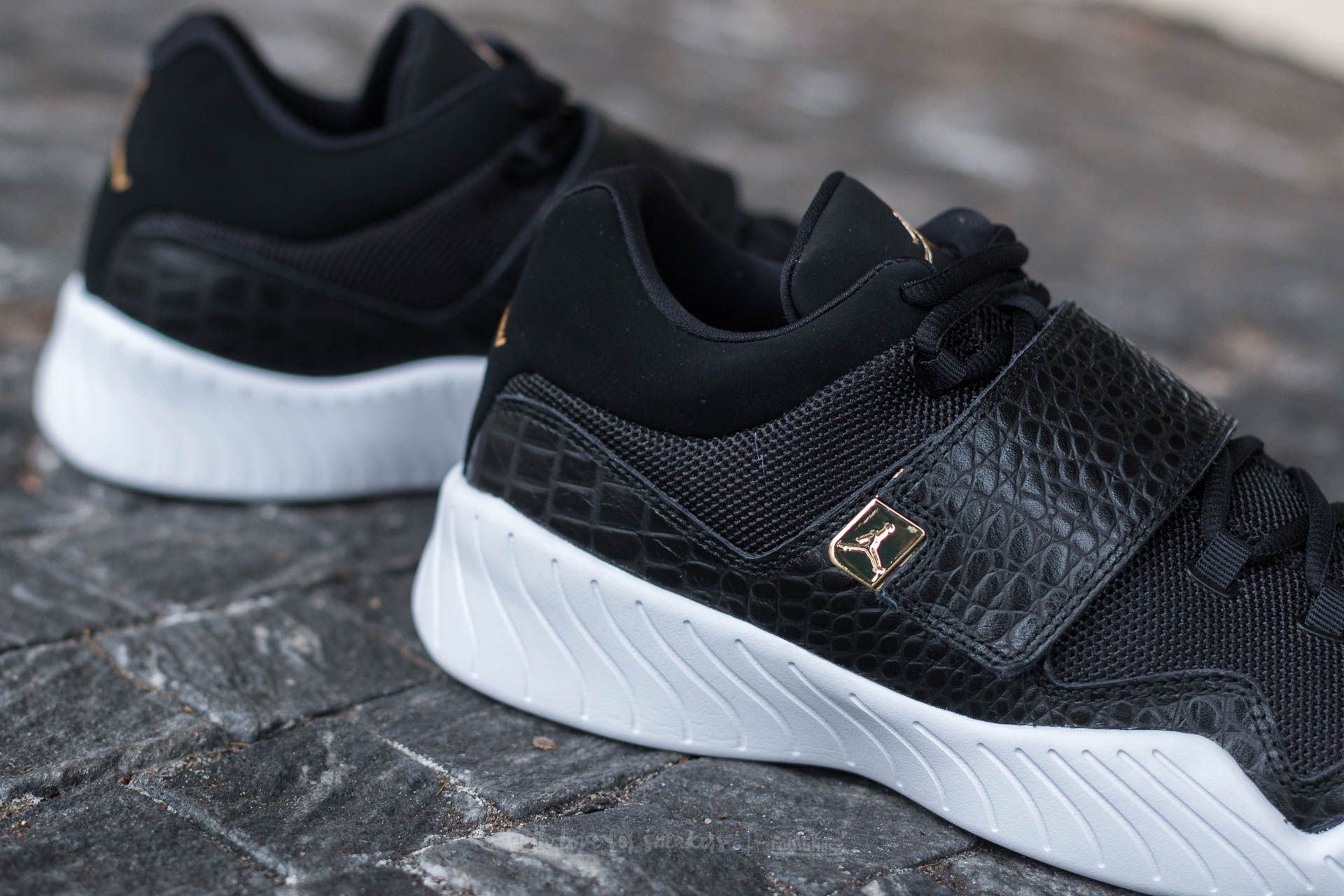 Pantofi Jordan J23 Black/ Metallic Gold-White