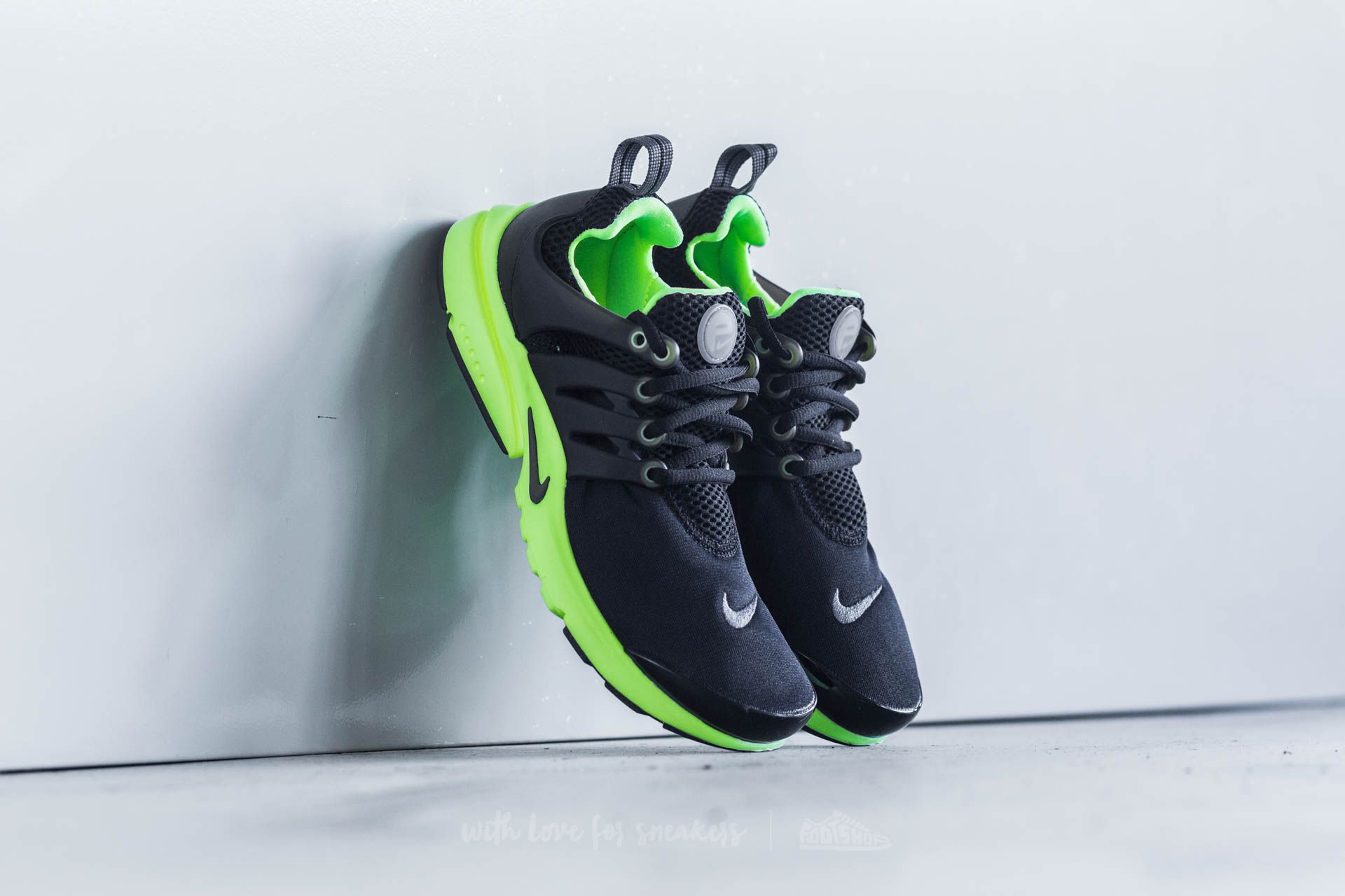 dark green nike presto