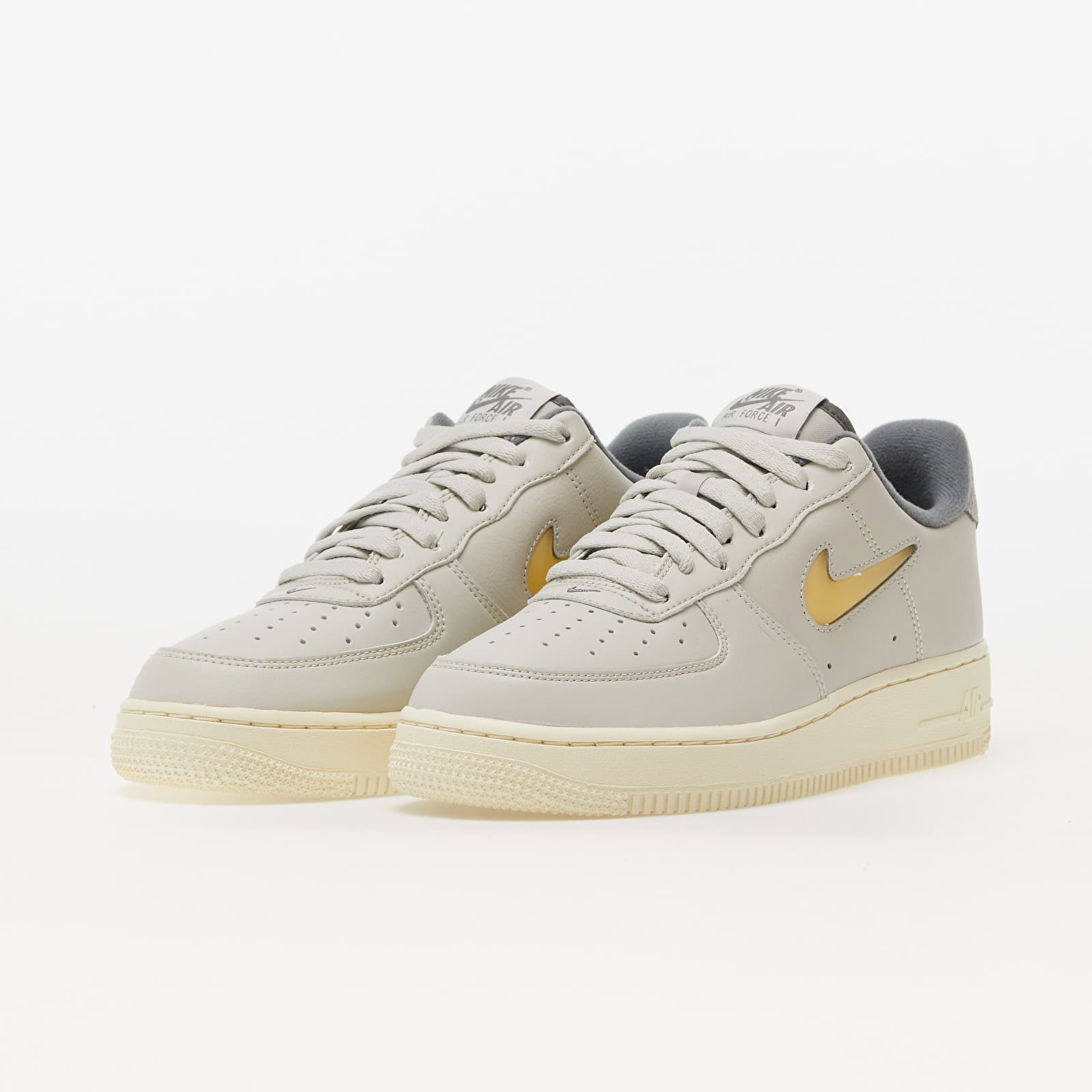 Nike air force outlet 1 grey and gold