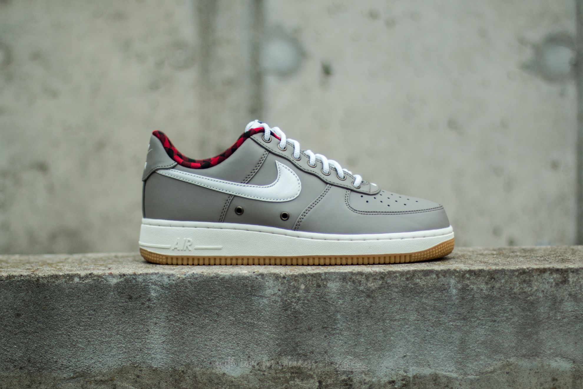 Air force 1 2025 '07 lv8 light taupe/sail-tour-yellow