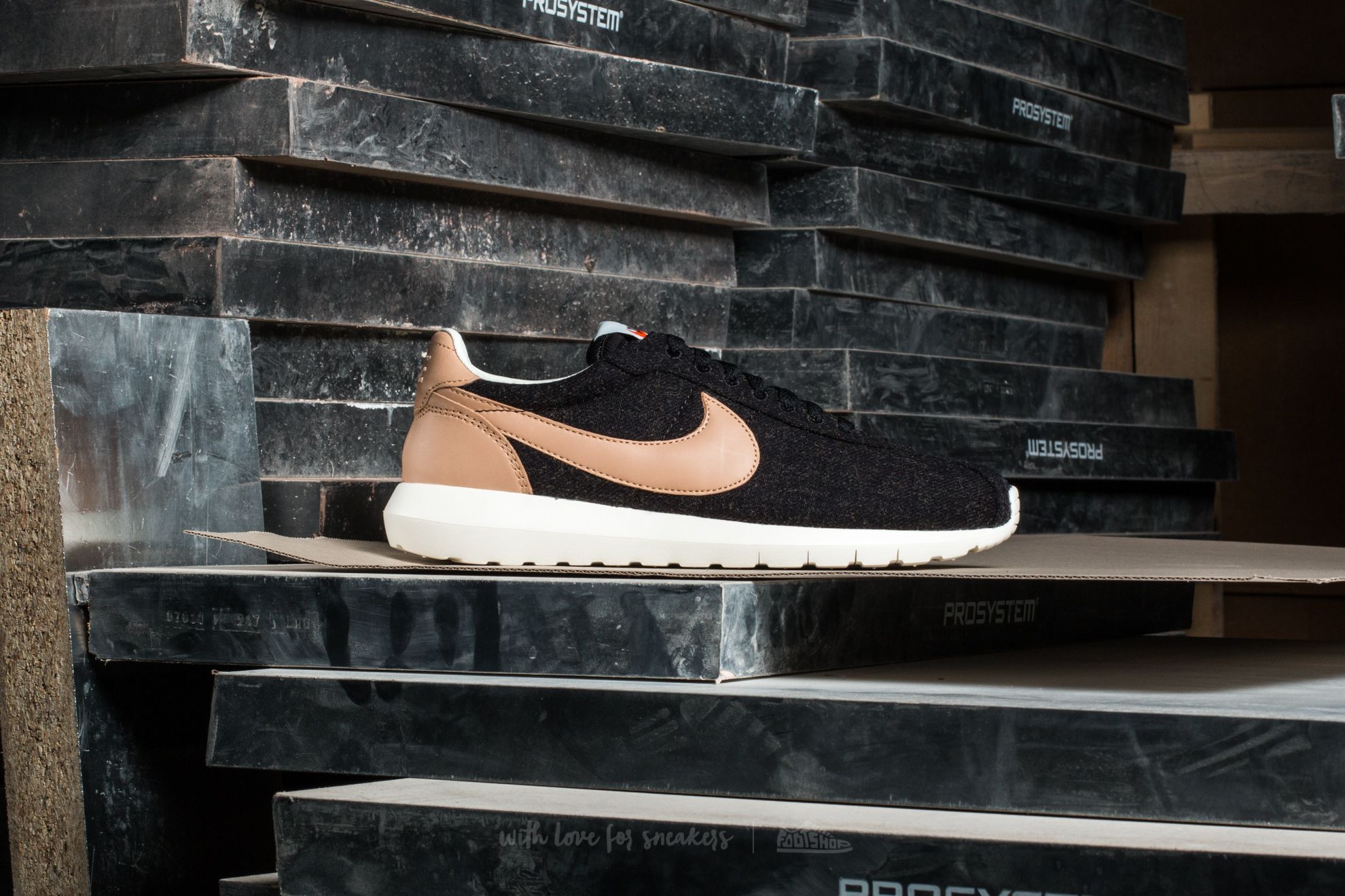 Tan roshes nike store