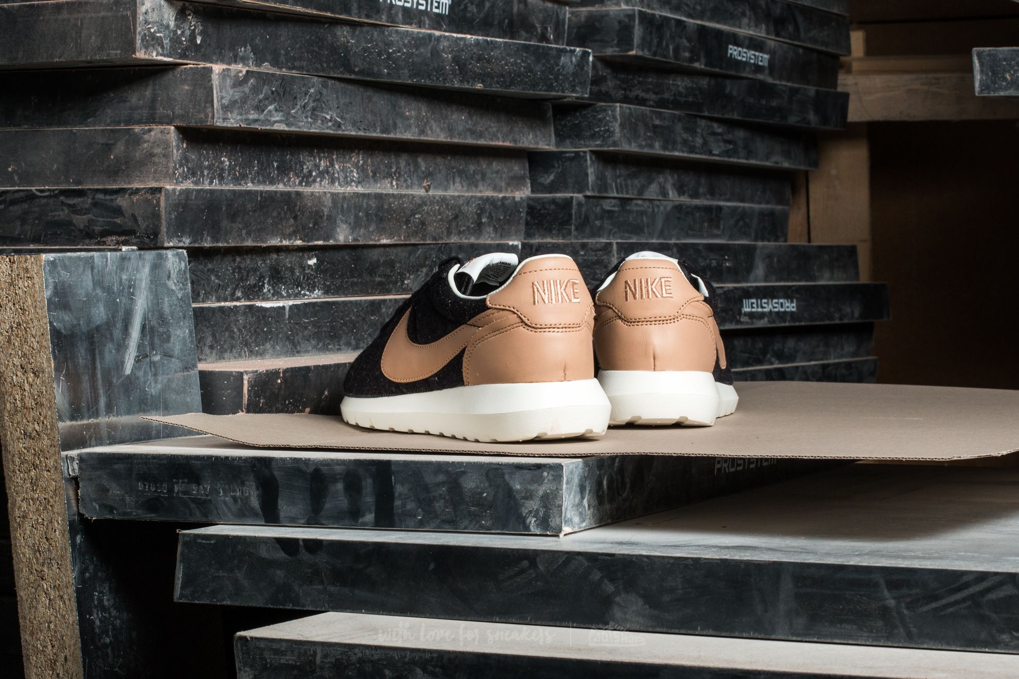 Nike roshe hotsell tan
