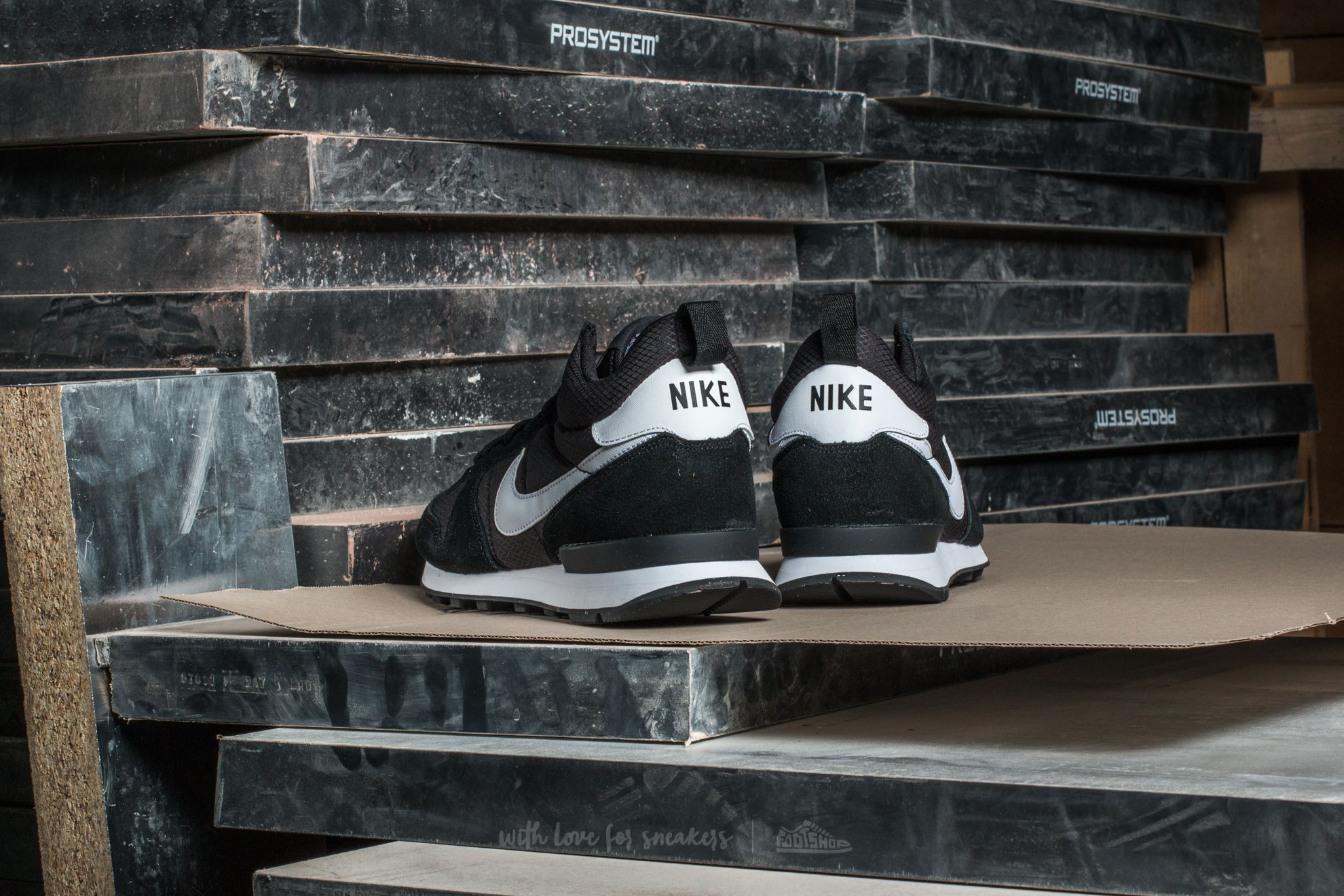 Férfi cipők Nike Internationalist Mid Black/ White-White-Wolf Grey