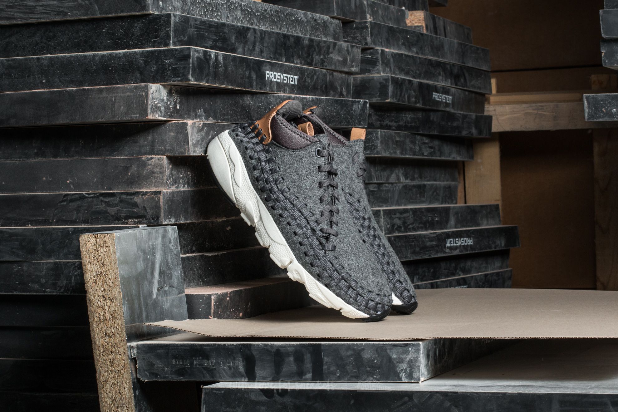 Мъжки кецове и обувки Nike Air Footscape Woven Cukka SE Dark Grey/ Sail-Vachetta Tan
