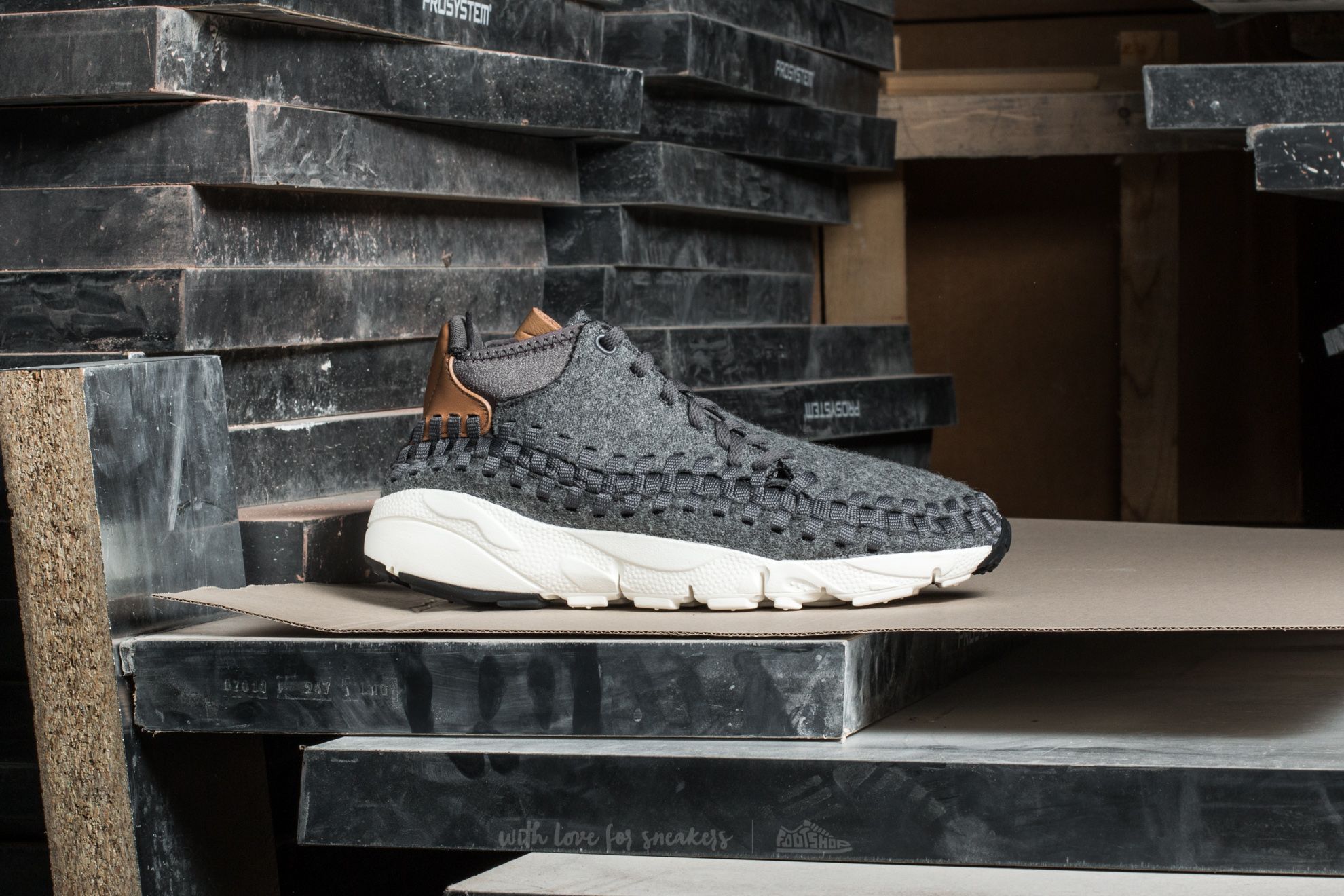 Мъжки кецове и обувки Nike Air Footscape Woven Cukka SE Dark Grey/ Sail-Vachetta Tan