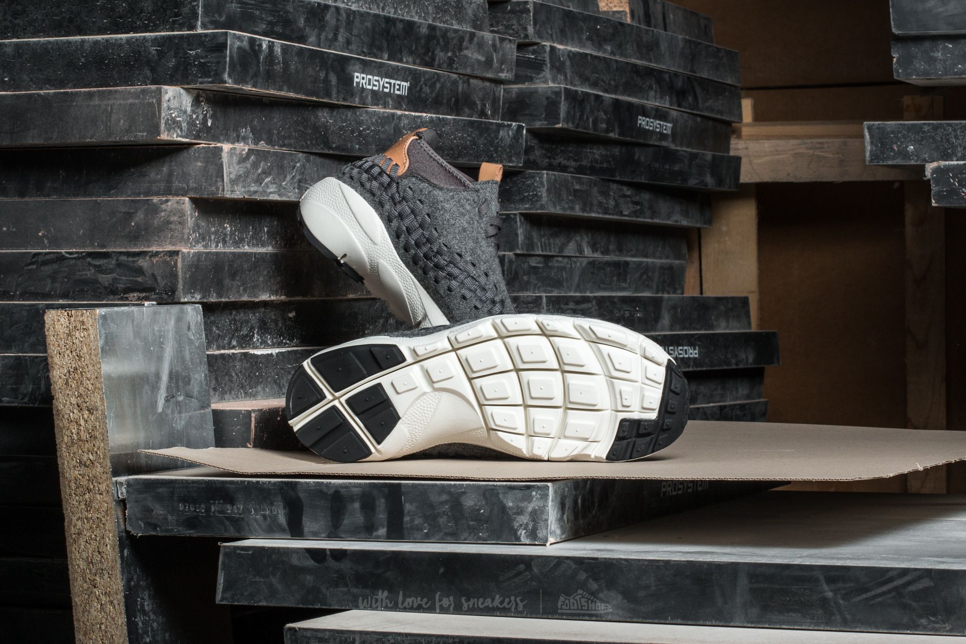 Мъжки кецове и обувки Nike Air Footscape Woven Cukka SE Dark Grey/ Sail-Vachetta Tan