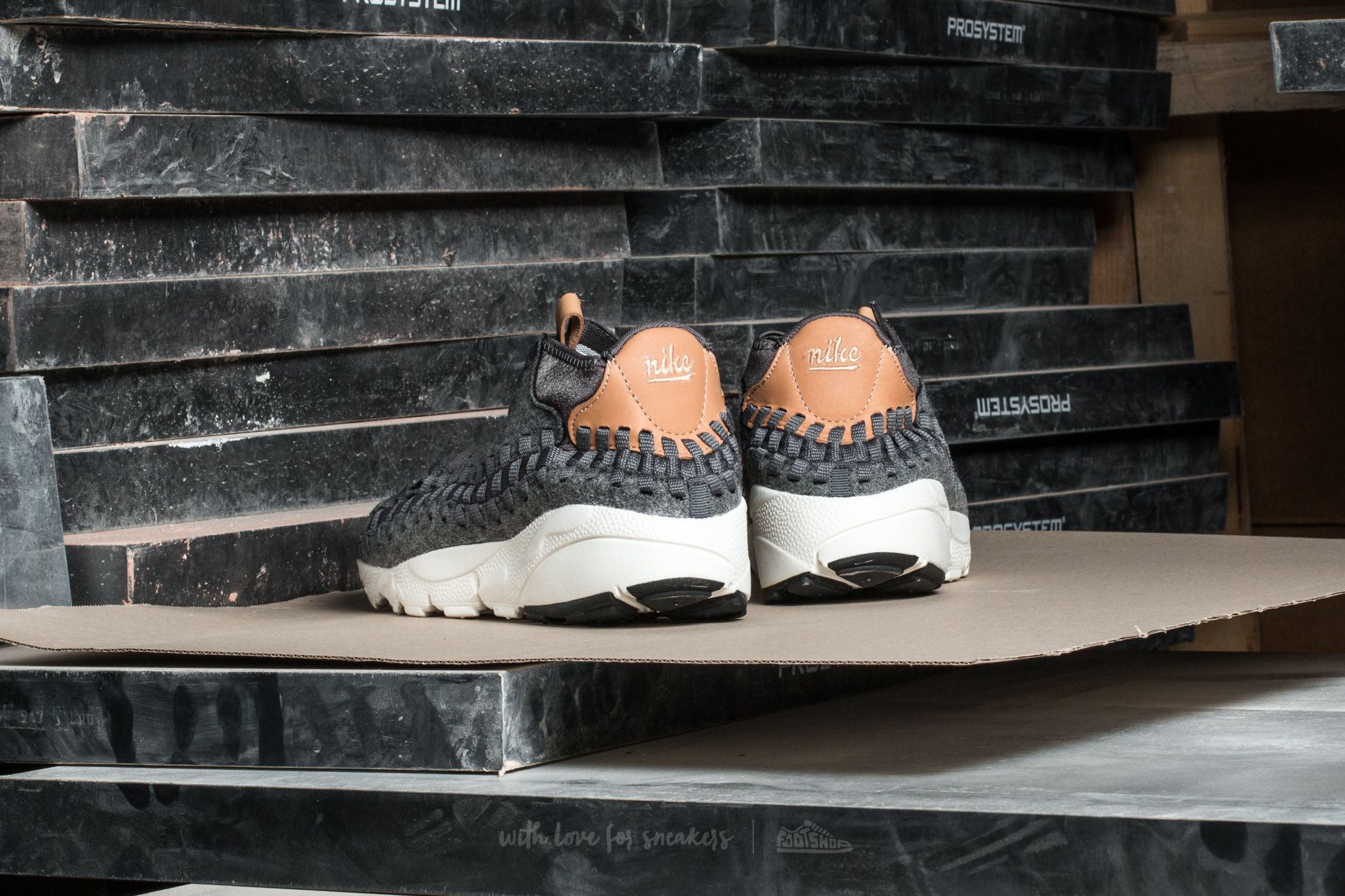 Мъжки кецове и обувки Nike Air Footscape Woven Cukka SE Dark Grey/ Sail-Vachetta Tan
