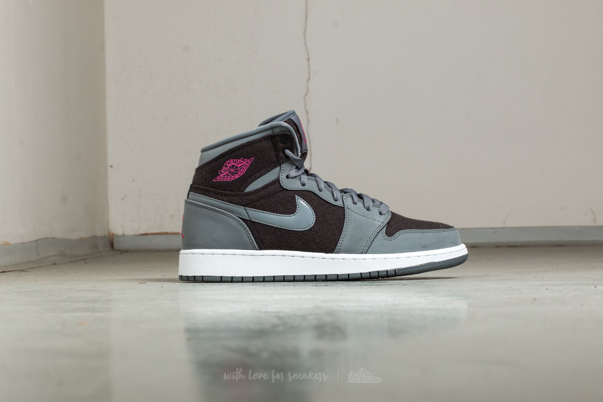 Retro 1 hotsell grey and pink