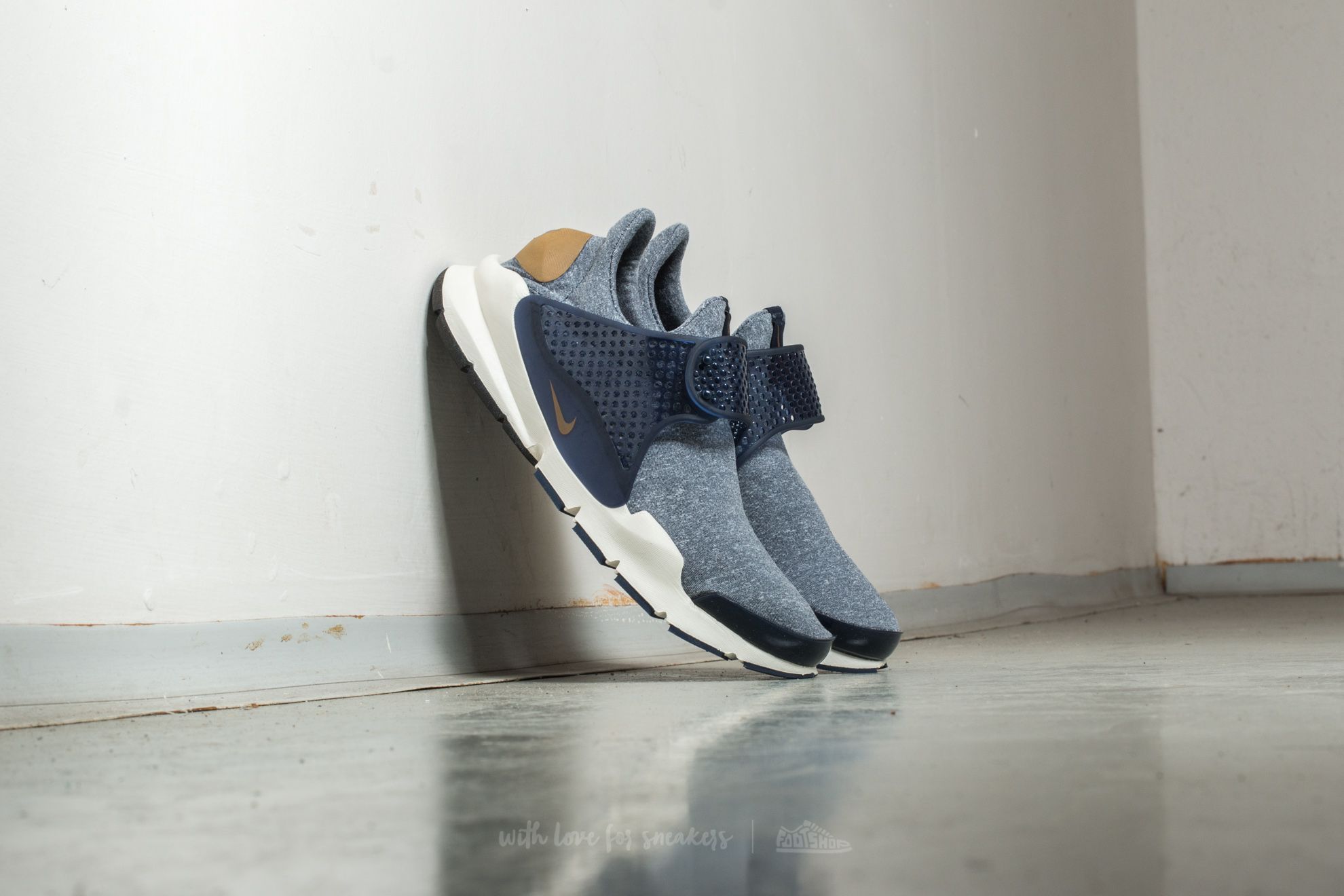 Damen Sneaker und Schuhe Nike Wmns Sock Dart SE Midnight Navy/ Golden Beige