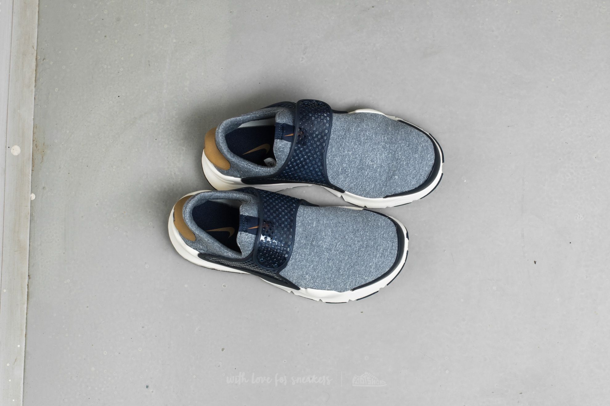 Damen Sneaker und Schuhe Nike Wmns Sock Dart SE Midnight Navy/ Golden Beige