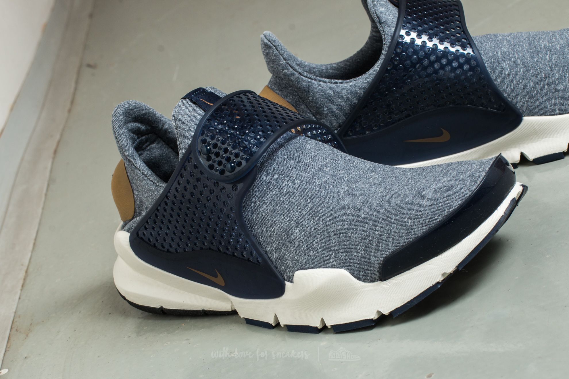 Women's shoes Nike Wmns Sock Dart SE Midnight Navy/ Golden Beige