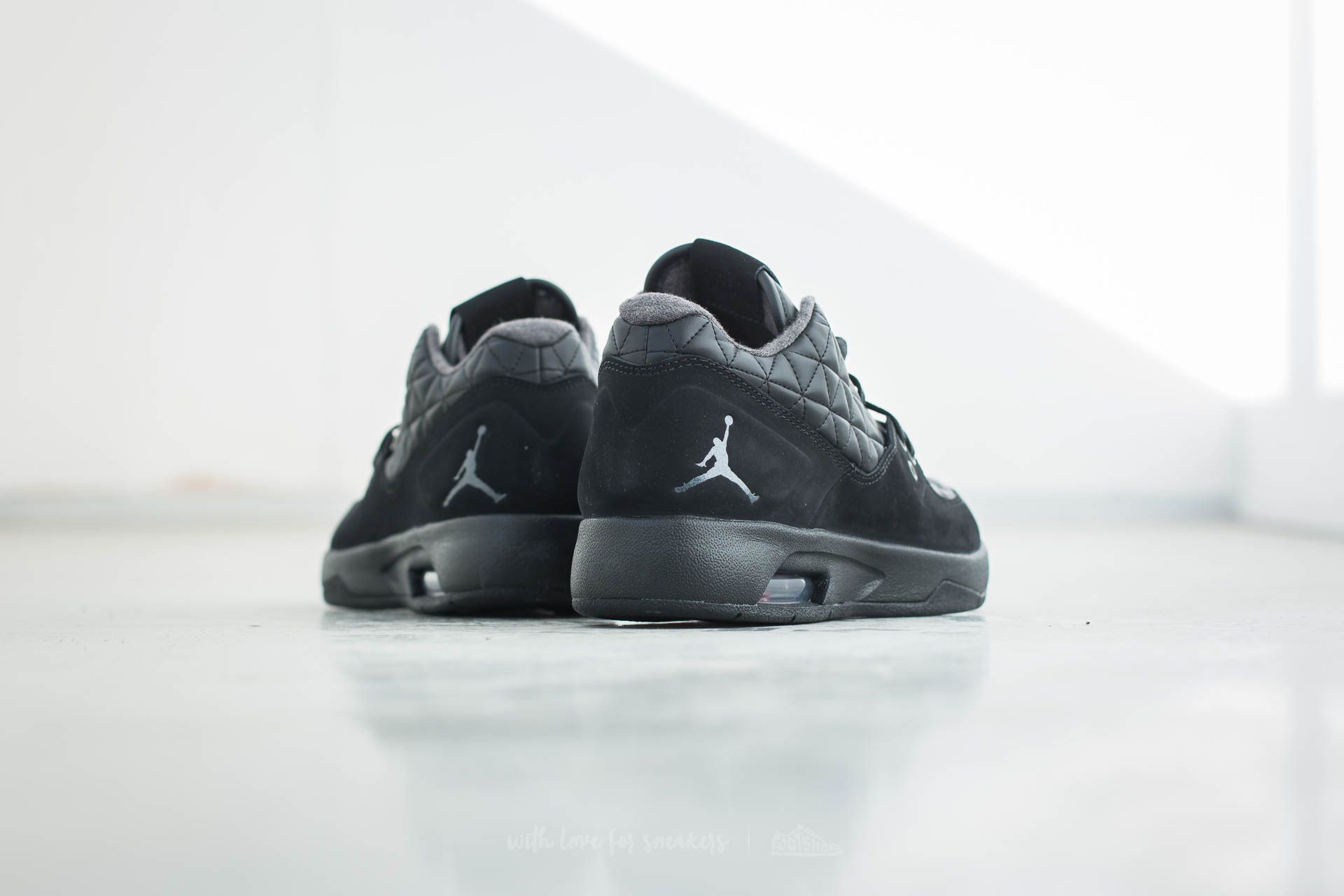 Men s shoes Jordan Clutch Black Black Gym Red Footshop