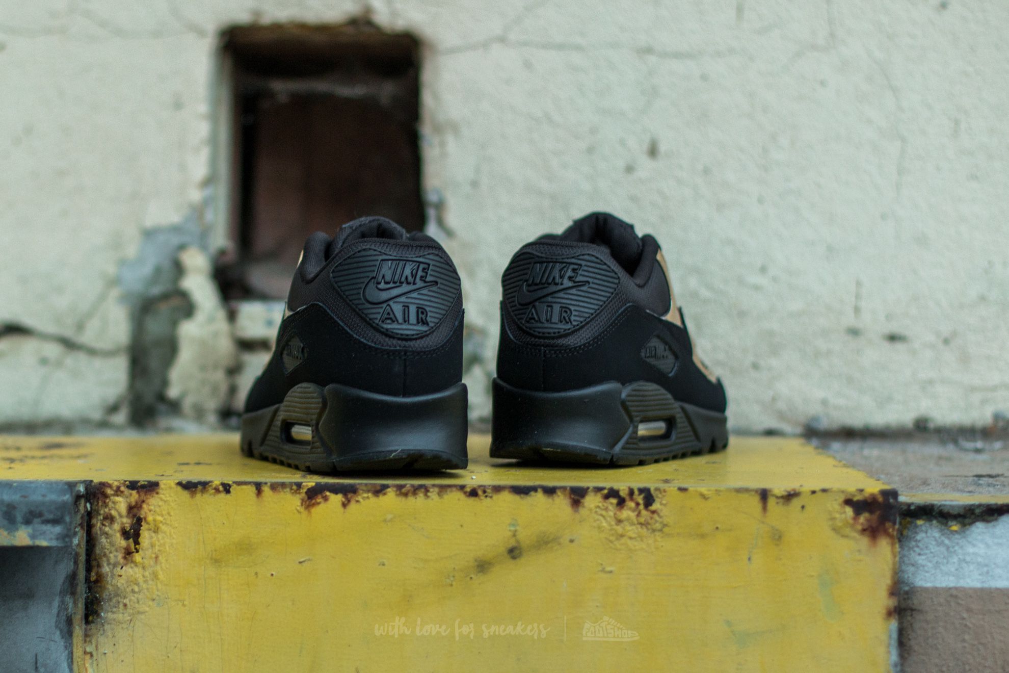 Air max 90 essential triple black hotsell