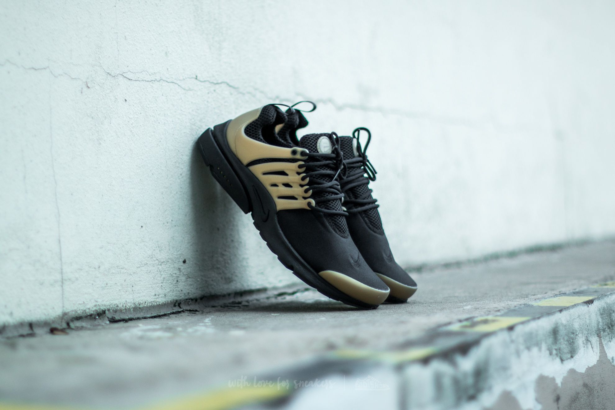 Men s shoes Nike Air Presto Essential Black Black Metallic Gold