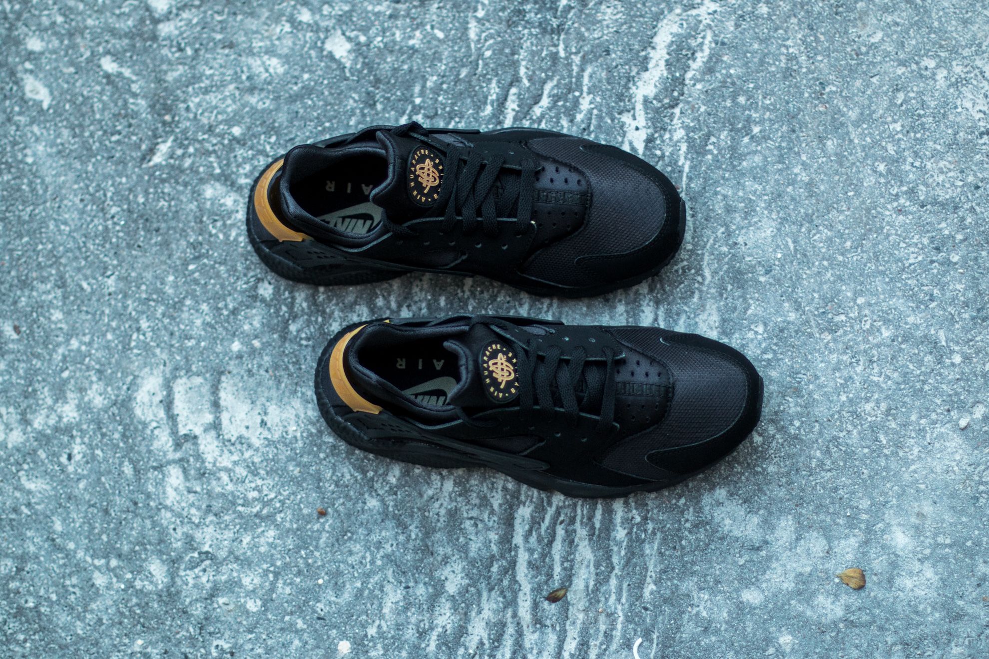 Nike air online huarache black gold