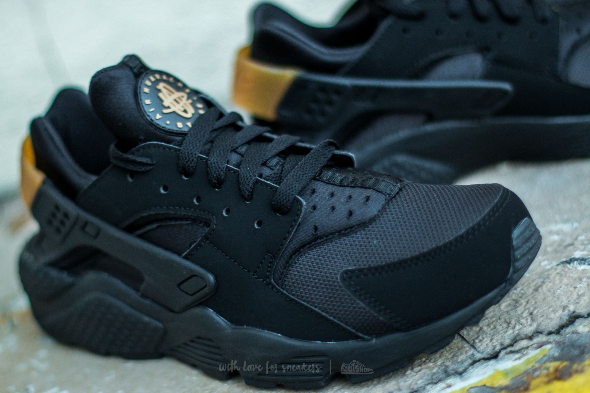 Men s shoes Nike Air Huarache Black Metallic Gold Footshop