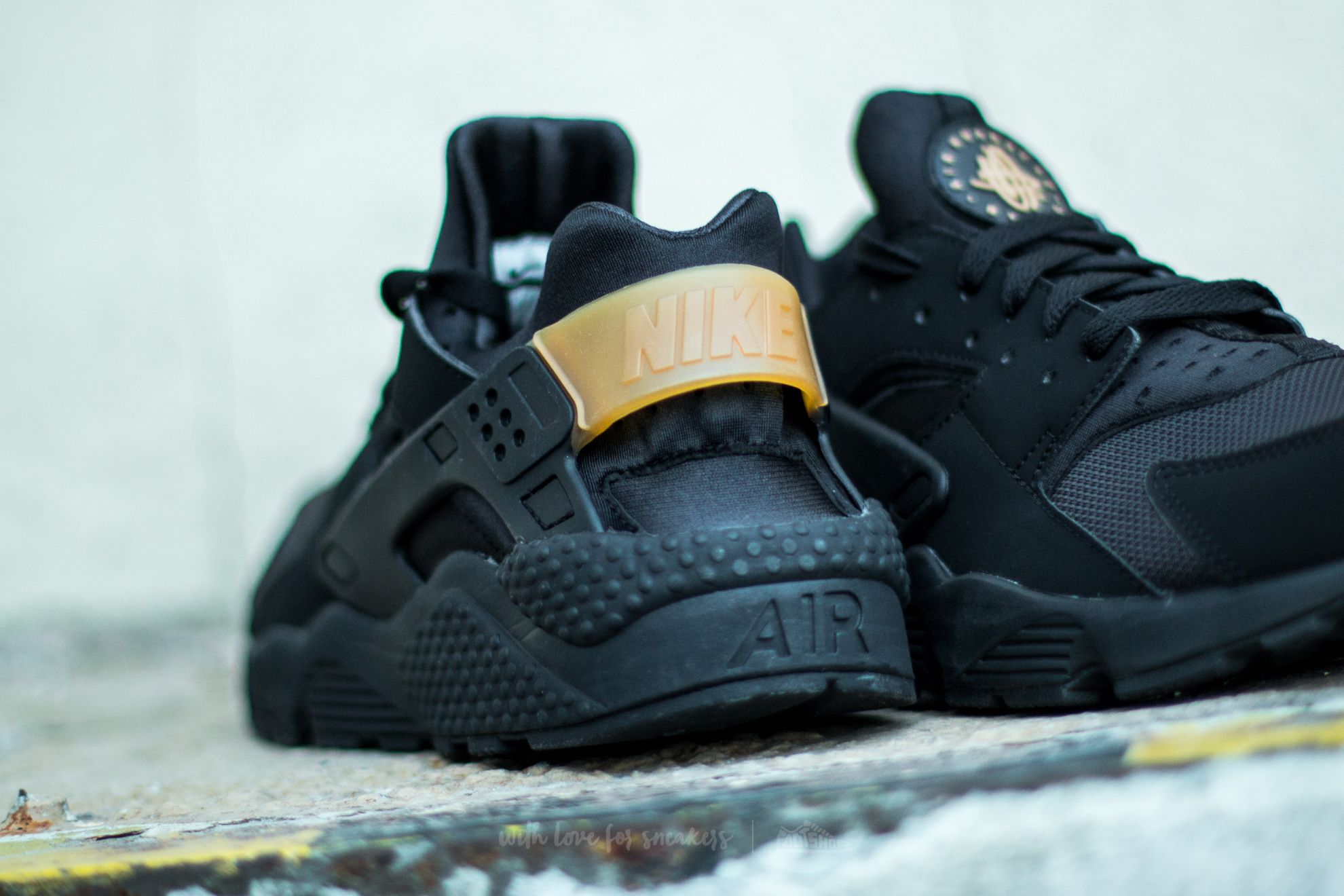 Men s shoes Nike Air Huarache Black Metallic Gold Footshop
