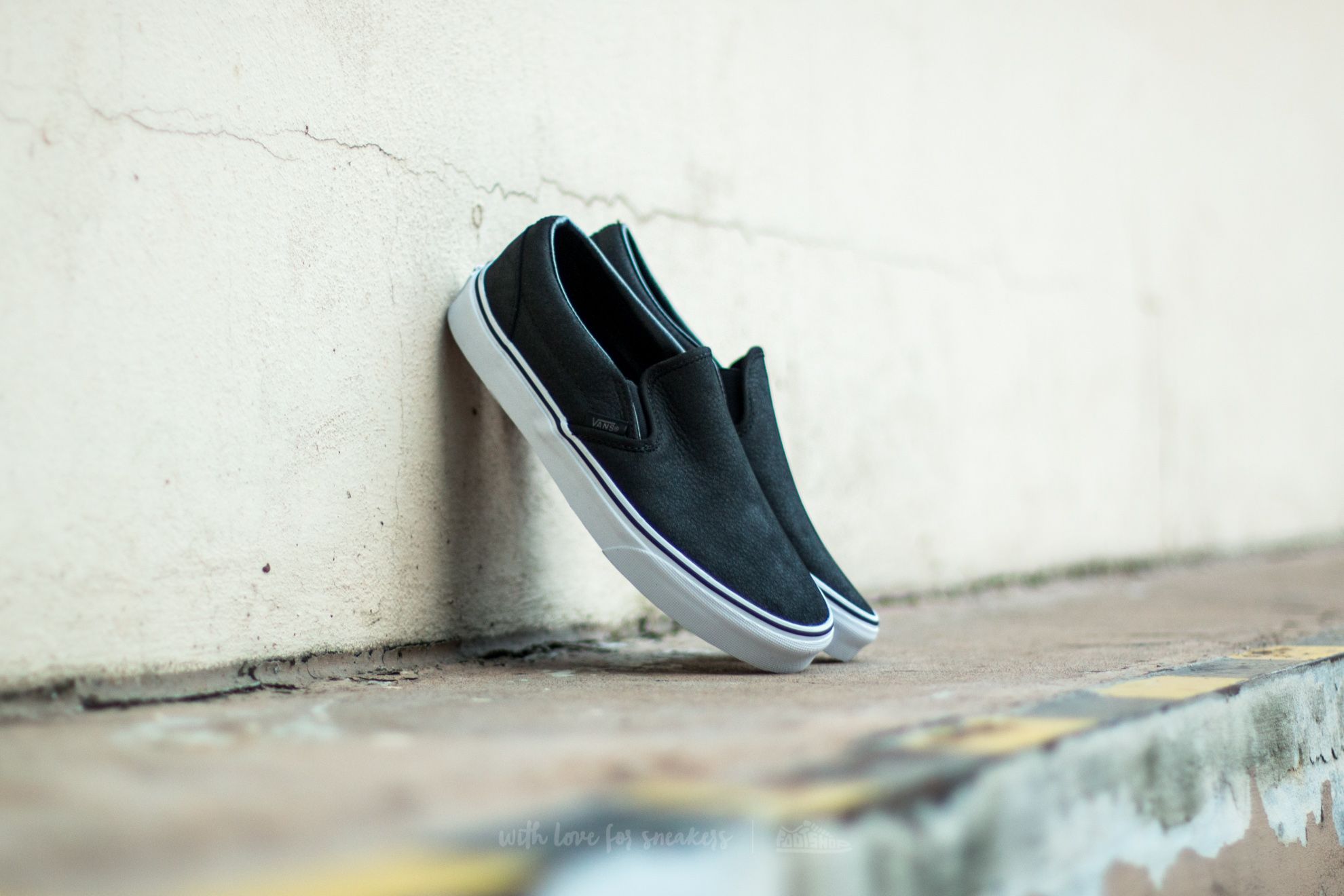 Leather vans hotsell slip on black