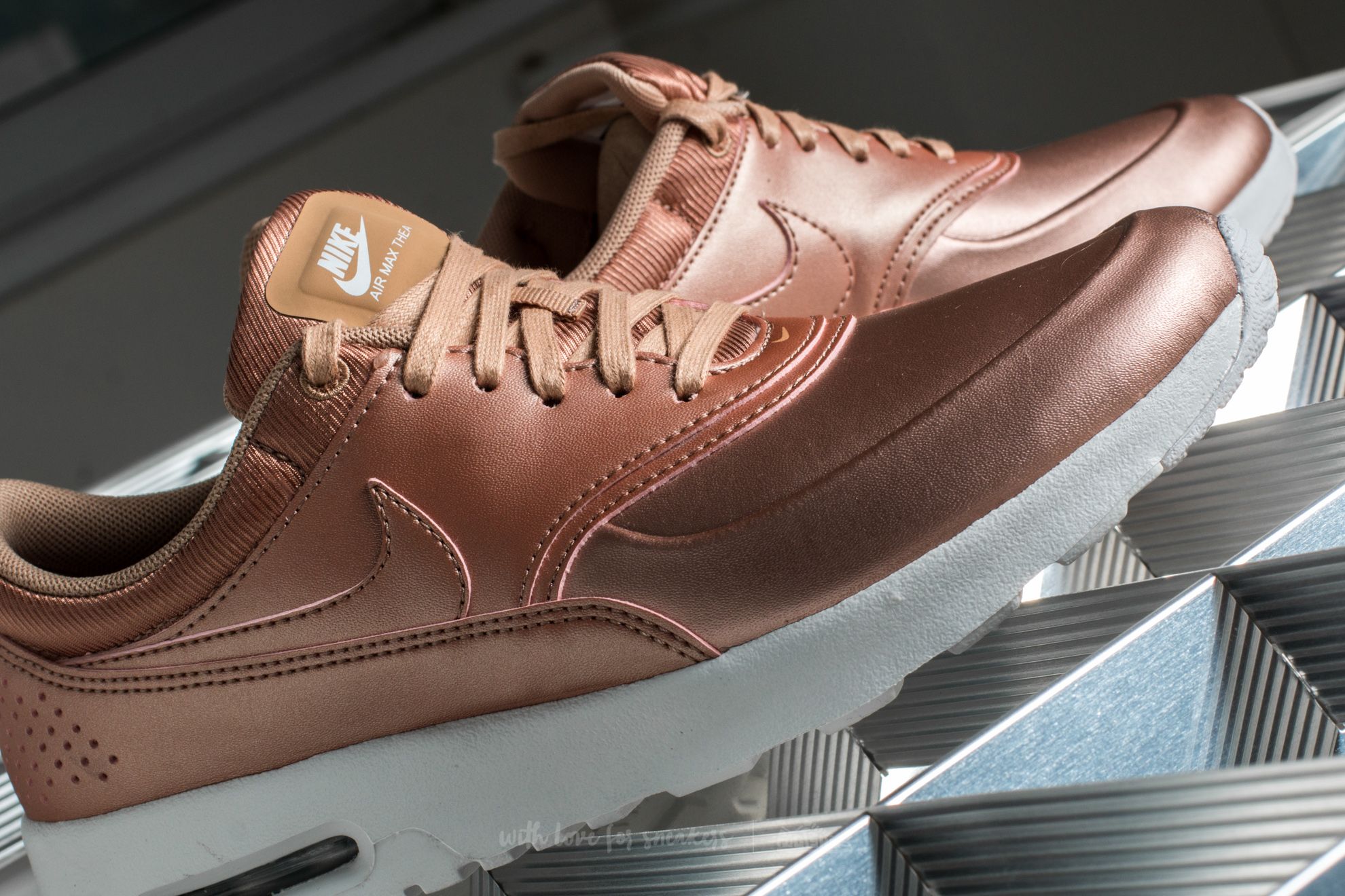 Nike air max thea metallic red bronze deals