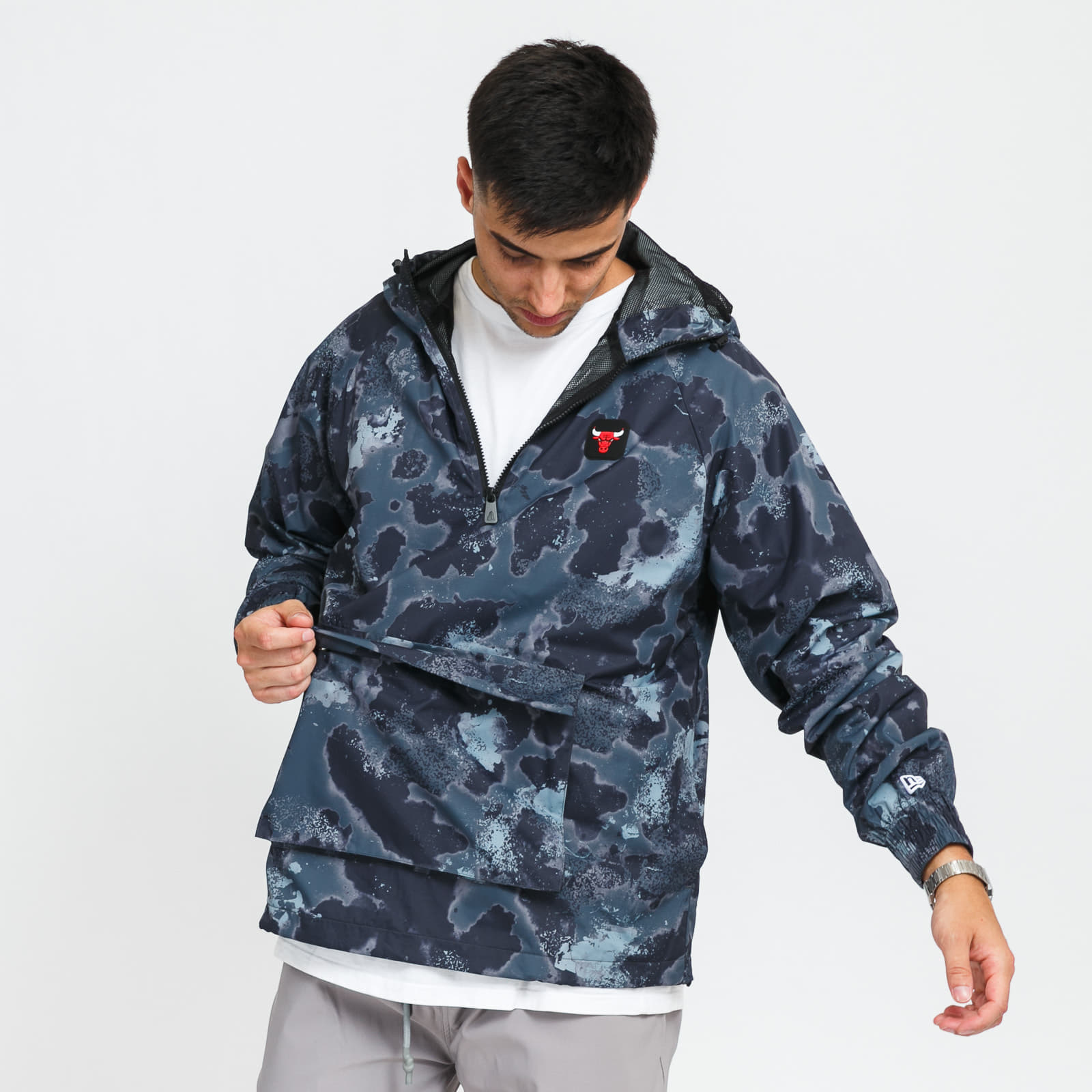 Куртки New Era NBA Outdoor Utility AOP Windbreaker Bulls Dark Gray/ Black