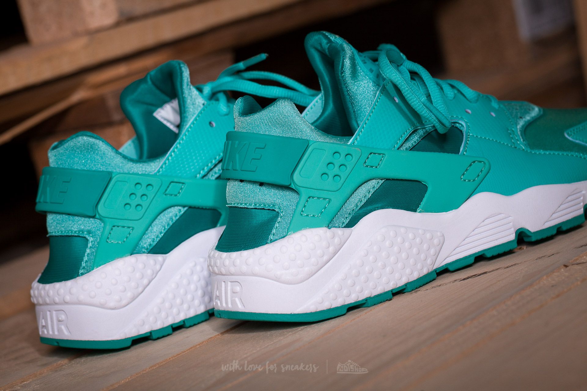 Nike air huarache teal hot sale