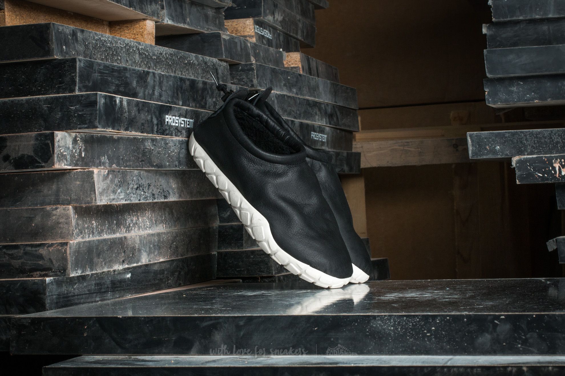 Nike air moc bomber online