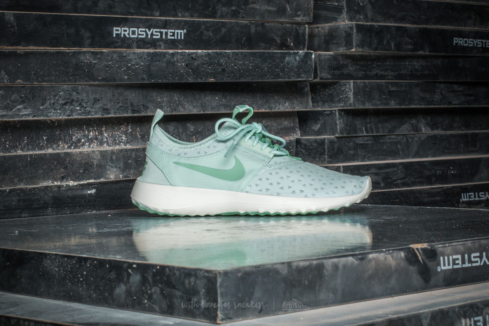 Nike juvenate 2025 green