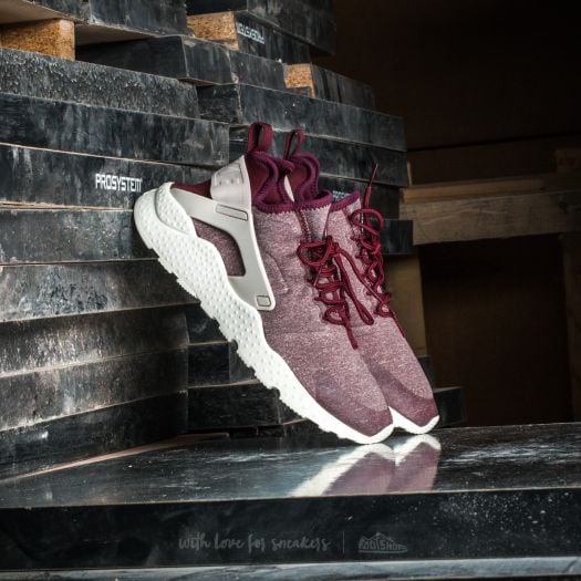 Air huarache run ultra - women's maroon top
