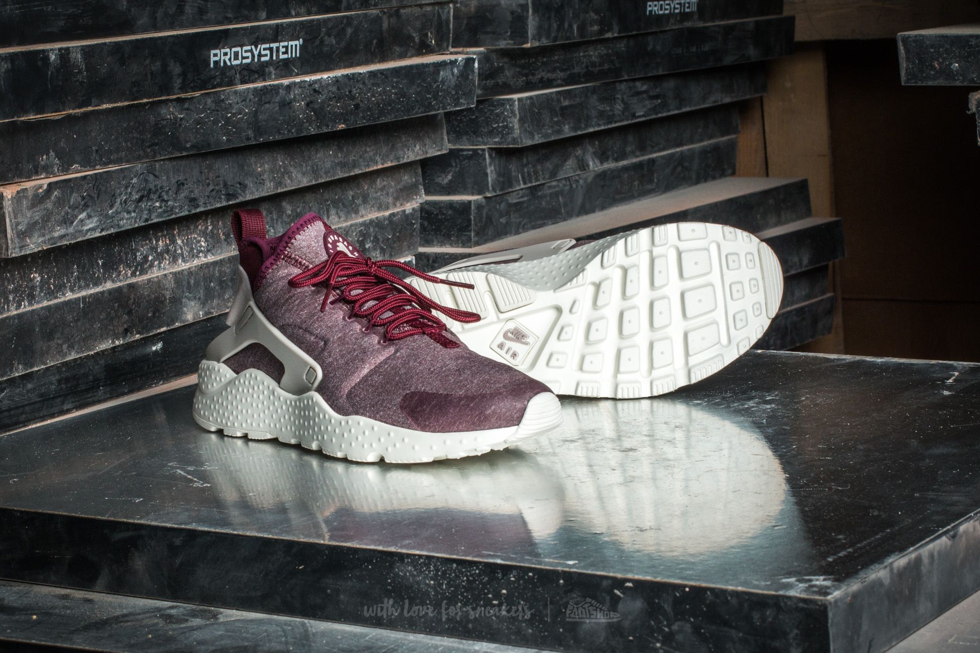 nike huarache ultra maroon