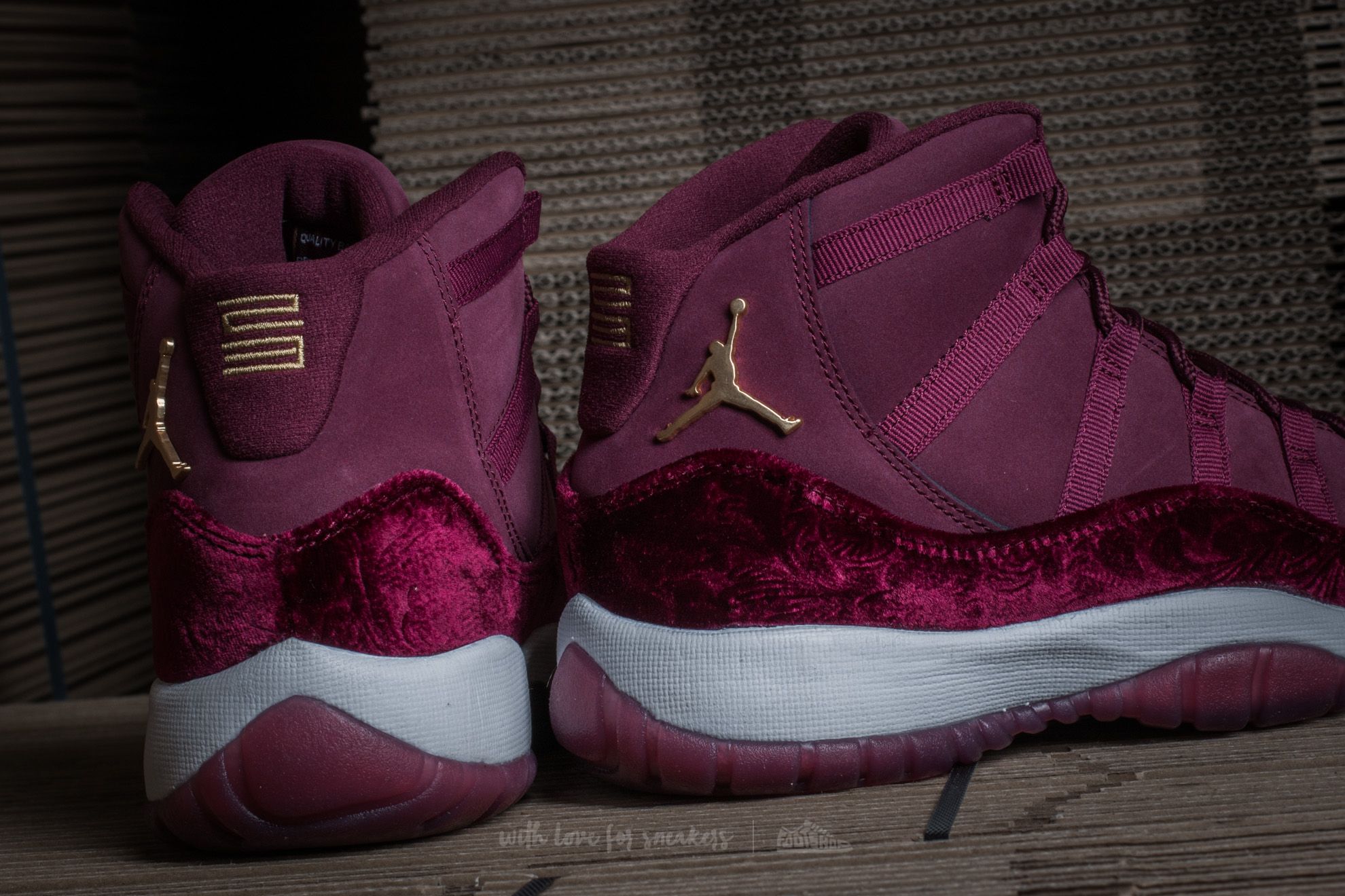 Jordan 11 burgundy and gold outlet