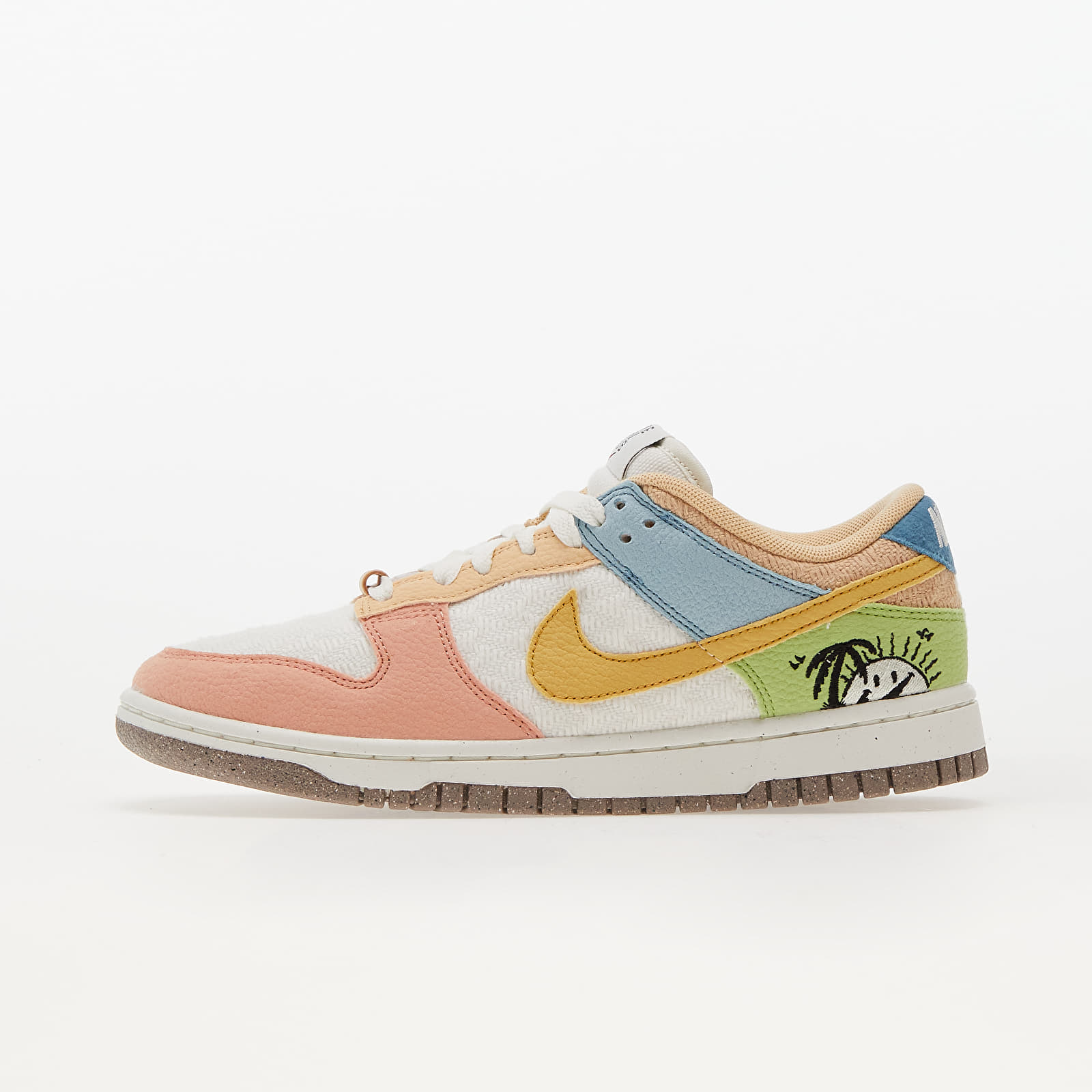 Scarpe donna Nike W Dunk Low SE Sail/ Sanded Gold-Lt Madder Root