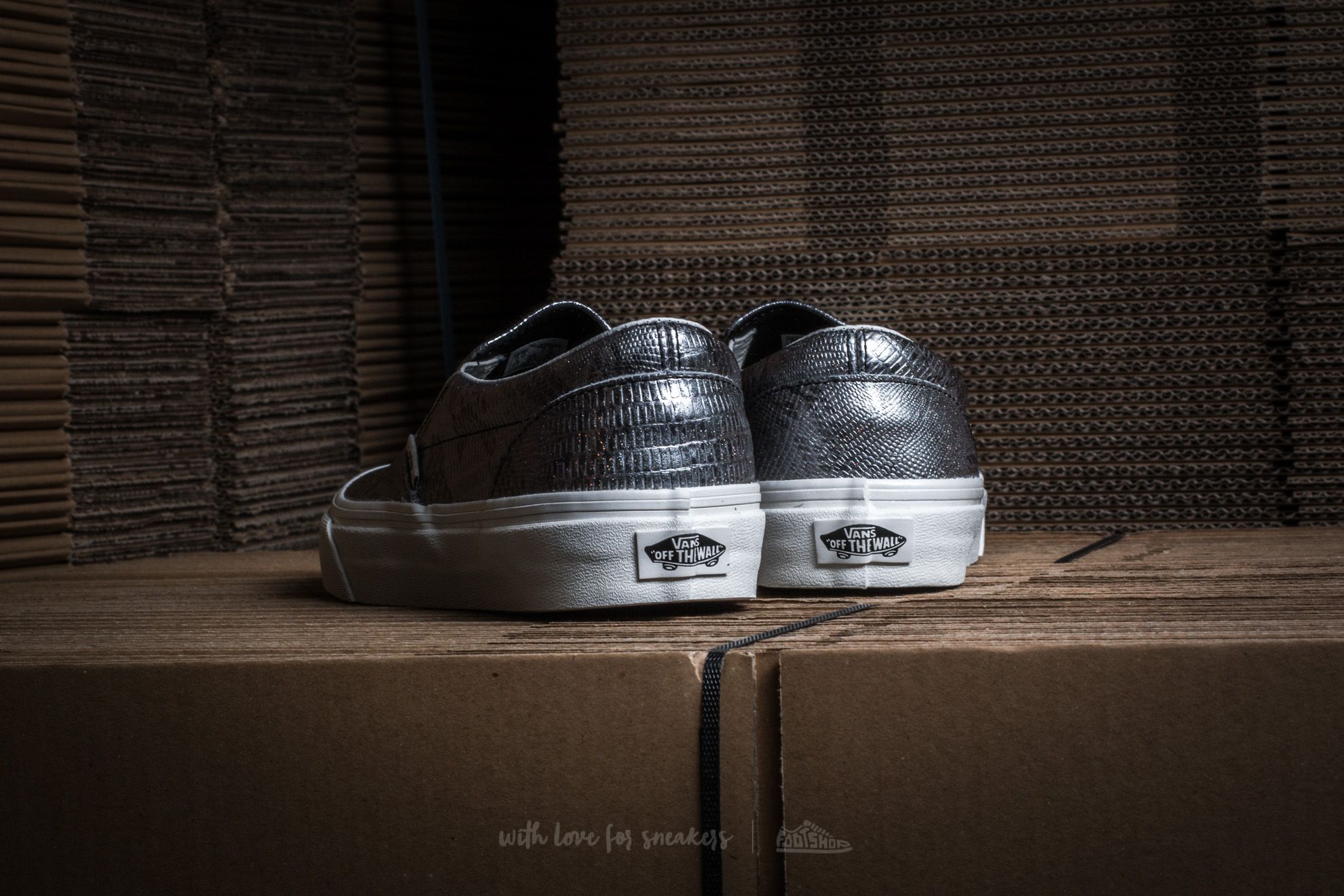 Încălțăminte și sneakerși pentru femei Vans Classic Slip-On (Disco Python) Black/ Blanc de Blanc