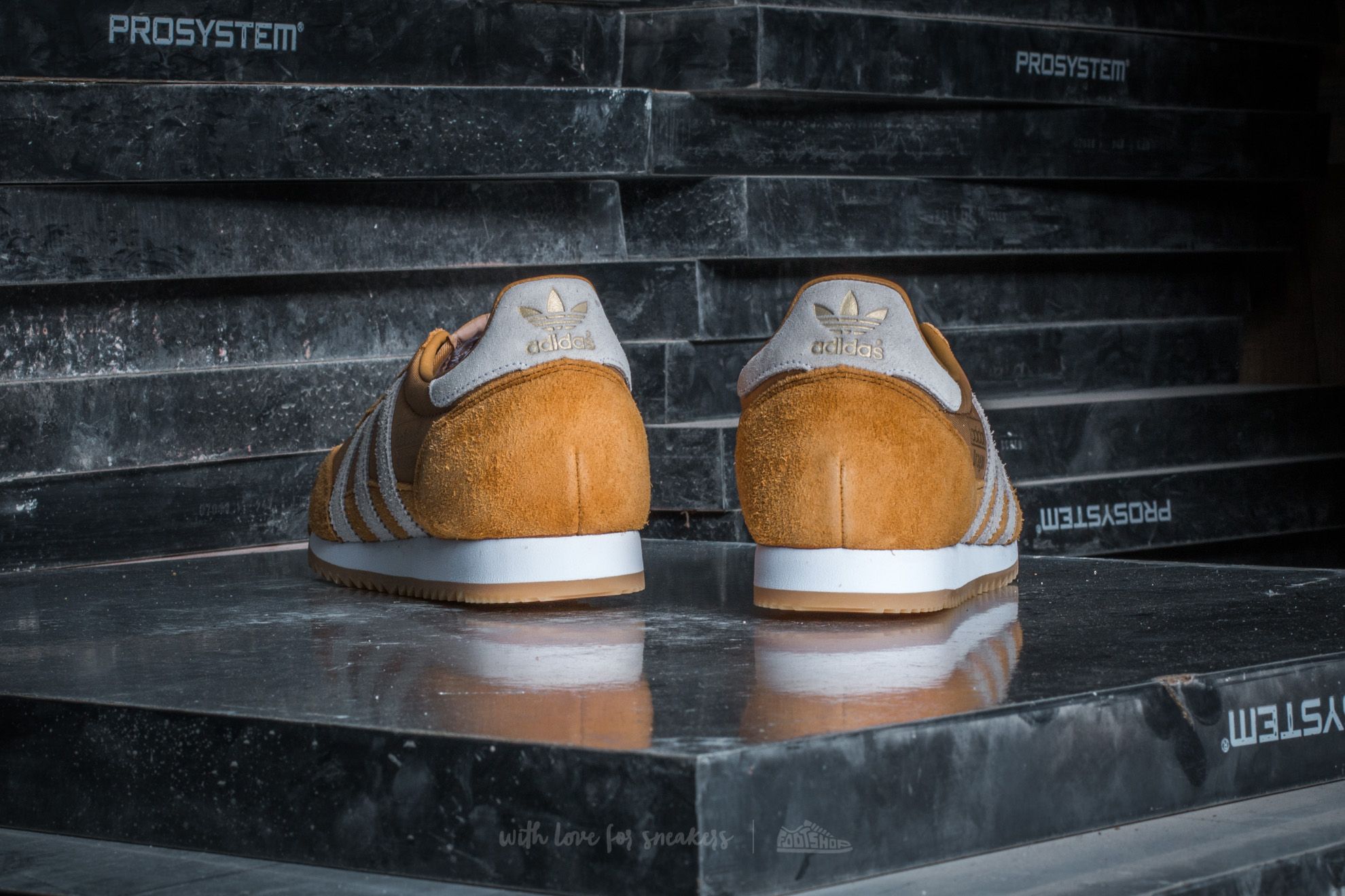 Chaussures et baskets homme adidas Dragon OG Mesa/ Ftw White/ Gum3 |  Footshop