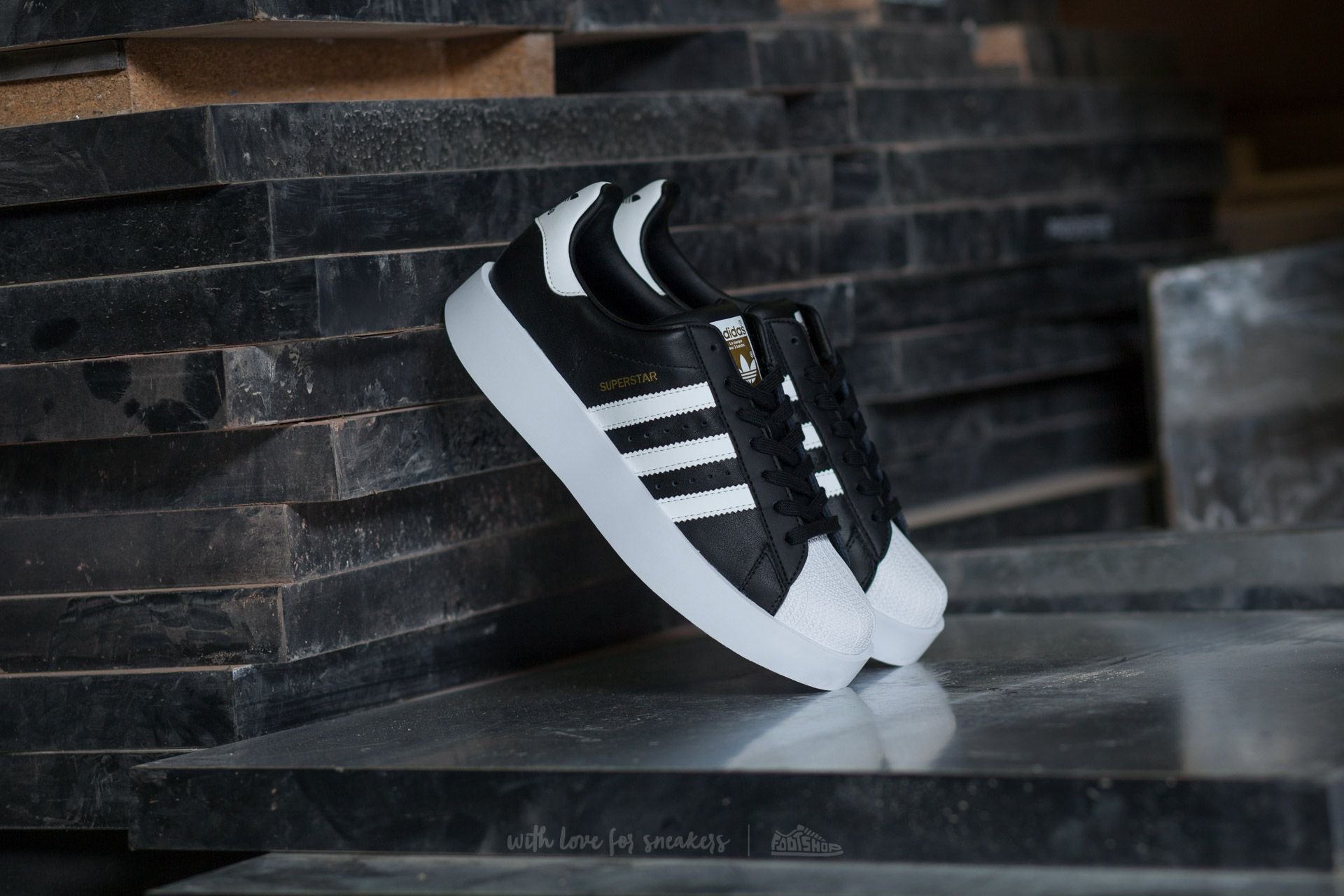 vans noires et blanches