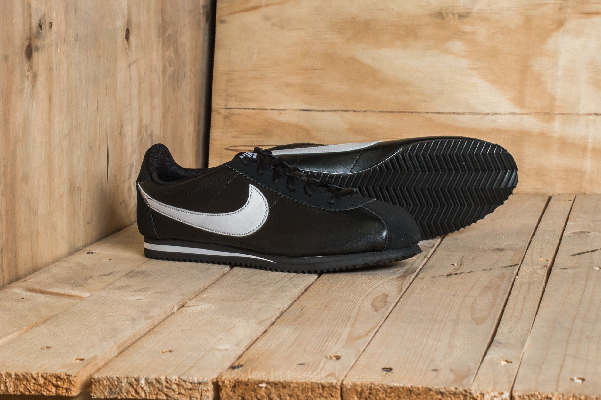 Nike cortez discount black sole