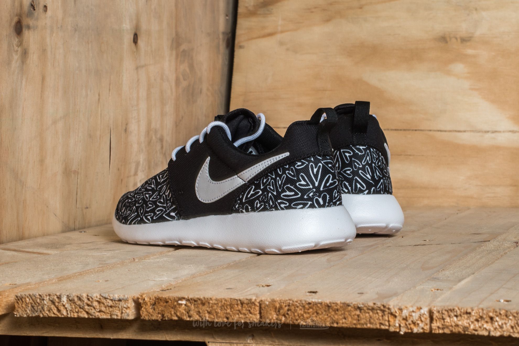 Scarpe donna Nike Roshe One Print GS Black White Lava Glow Footshop