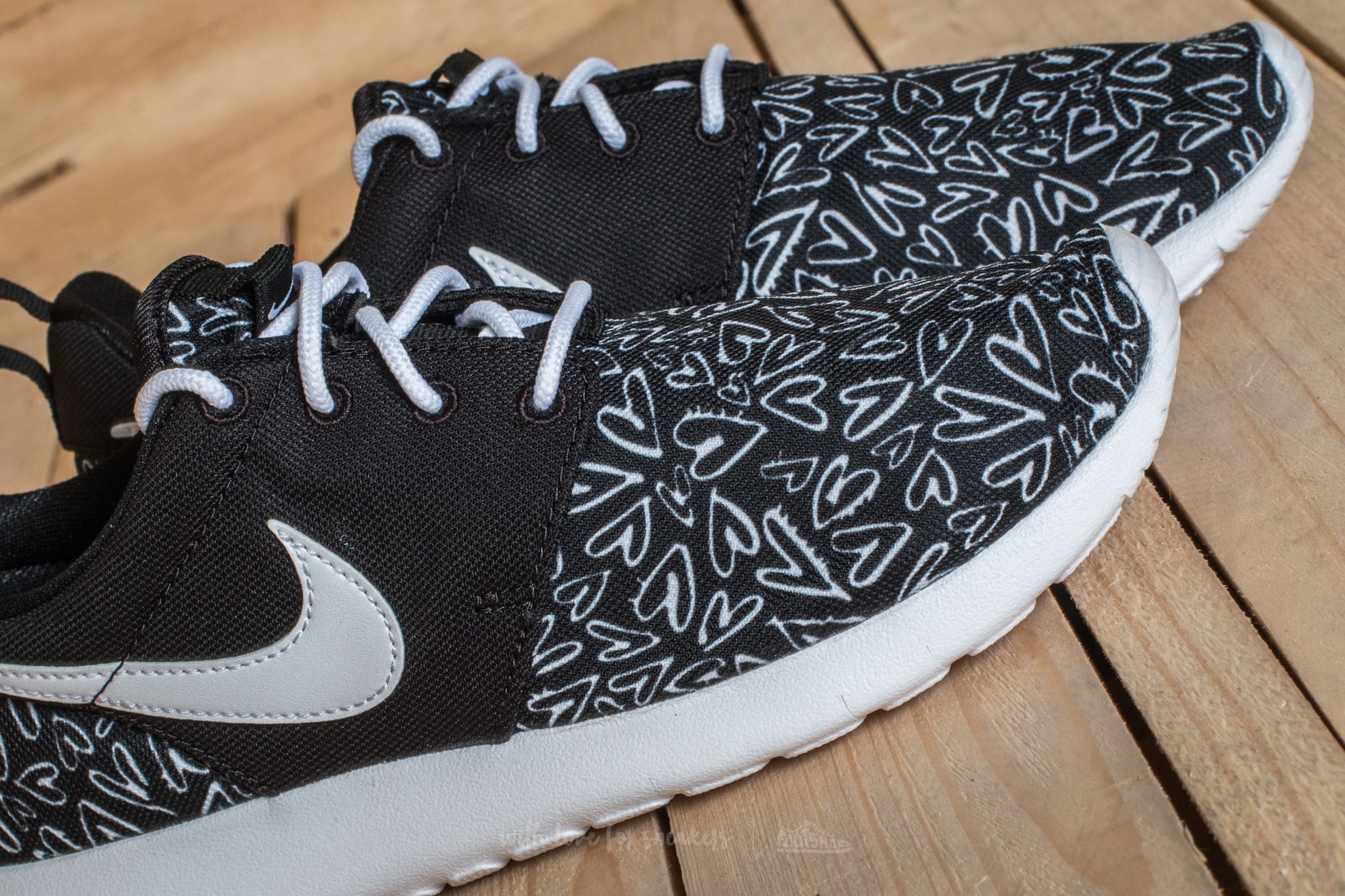 Women s shoes Nike Roshe One Print GS Black White Lava Glow