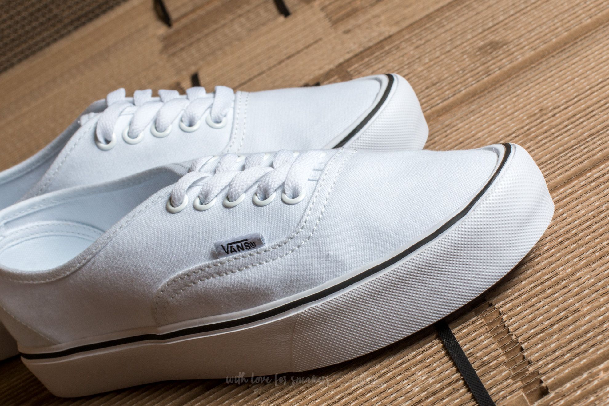 Vans authentic lite white top