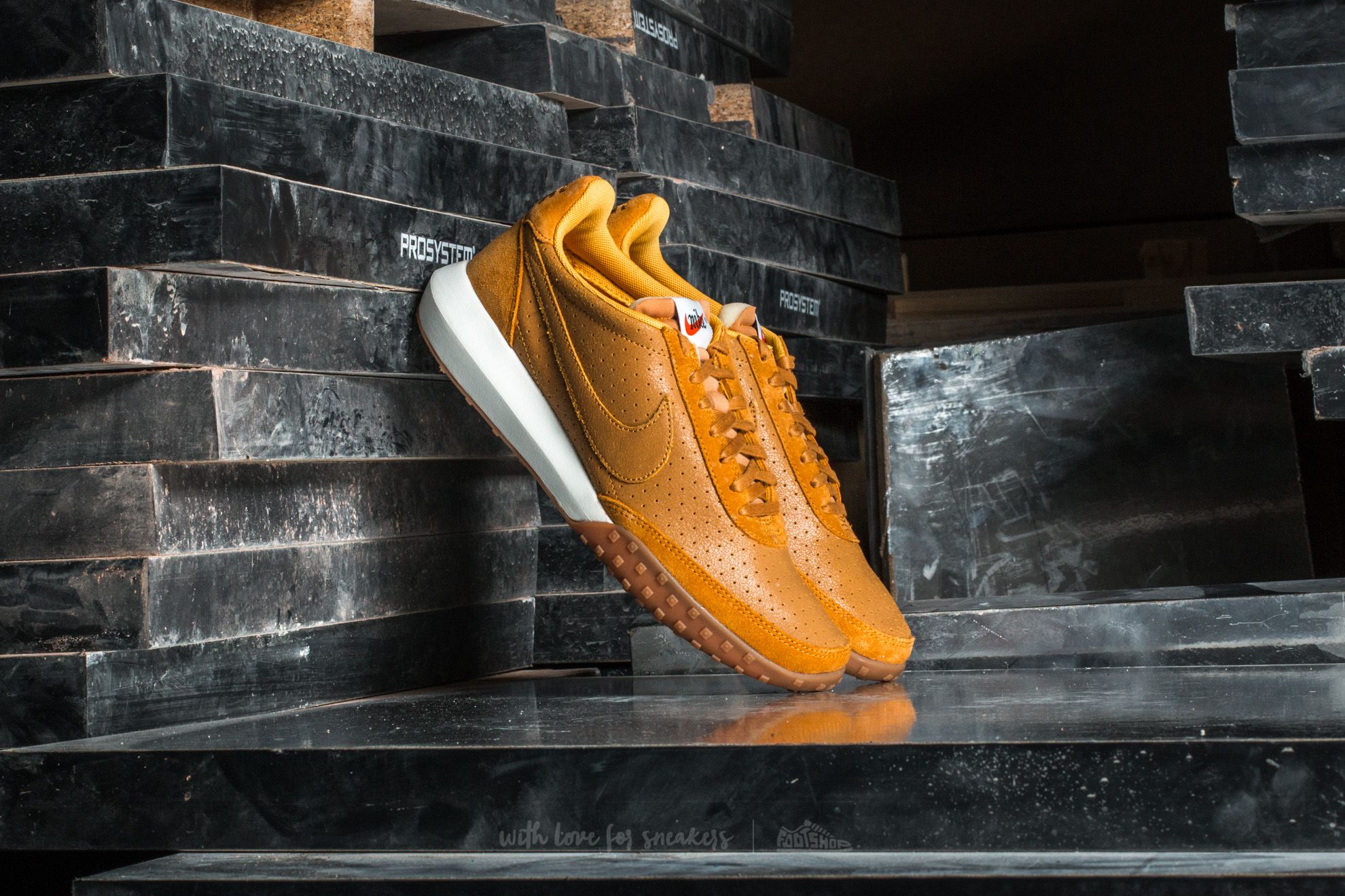 Nike roshe one desert hot sale ochre