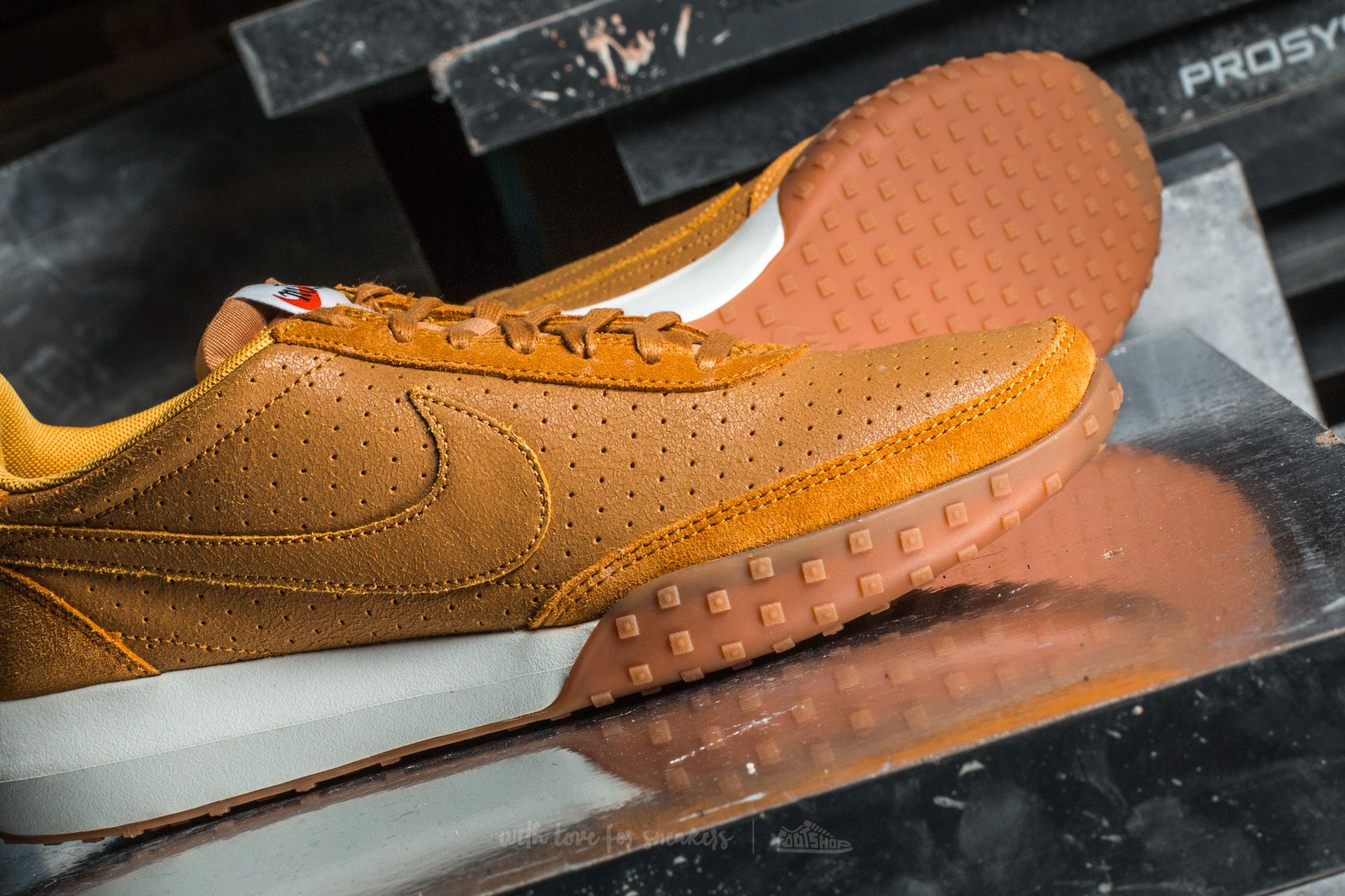 Women's shoes Nike W Roshe Waffle Racer NM Premium Desert Ochre/ Desert Ochre