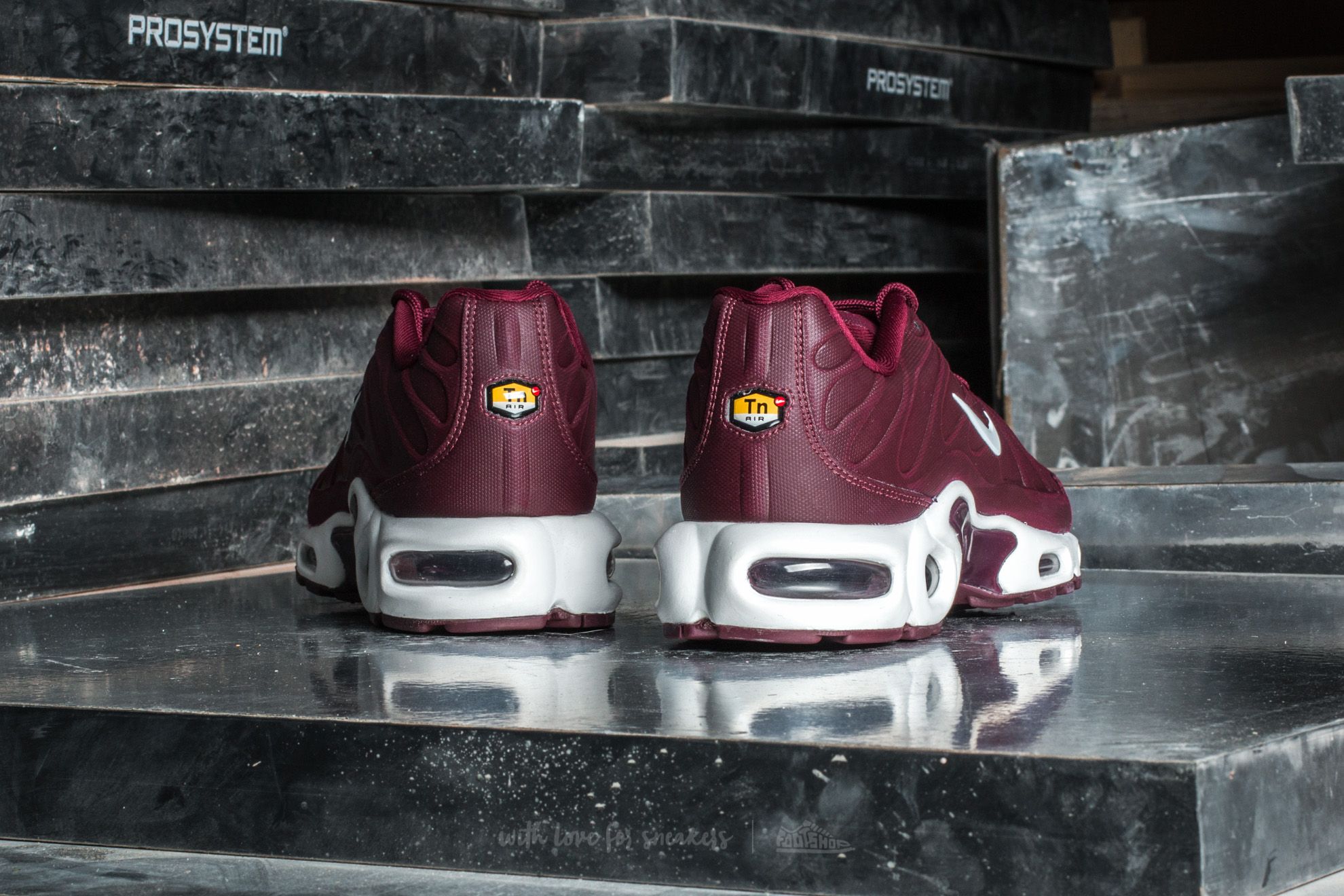Maroon air cheap max plus