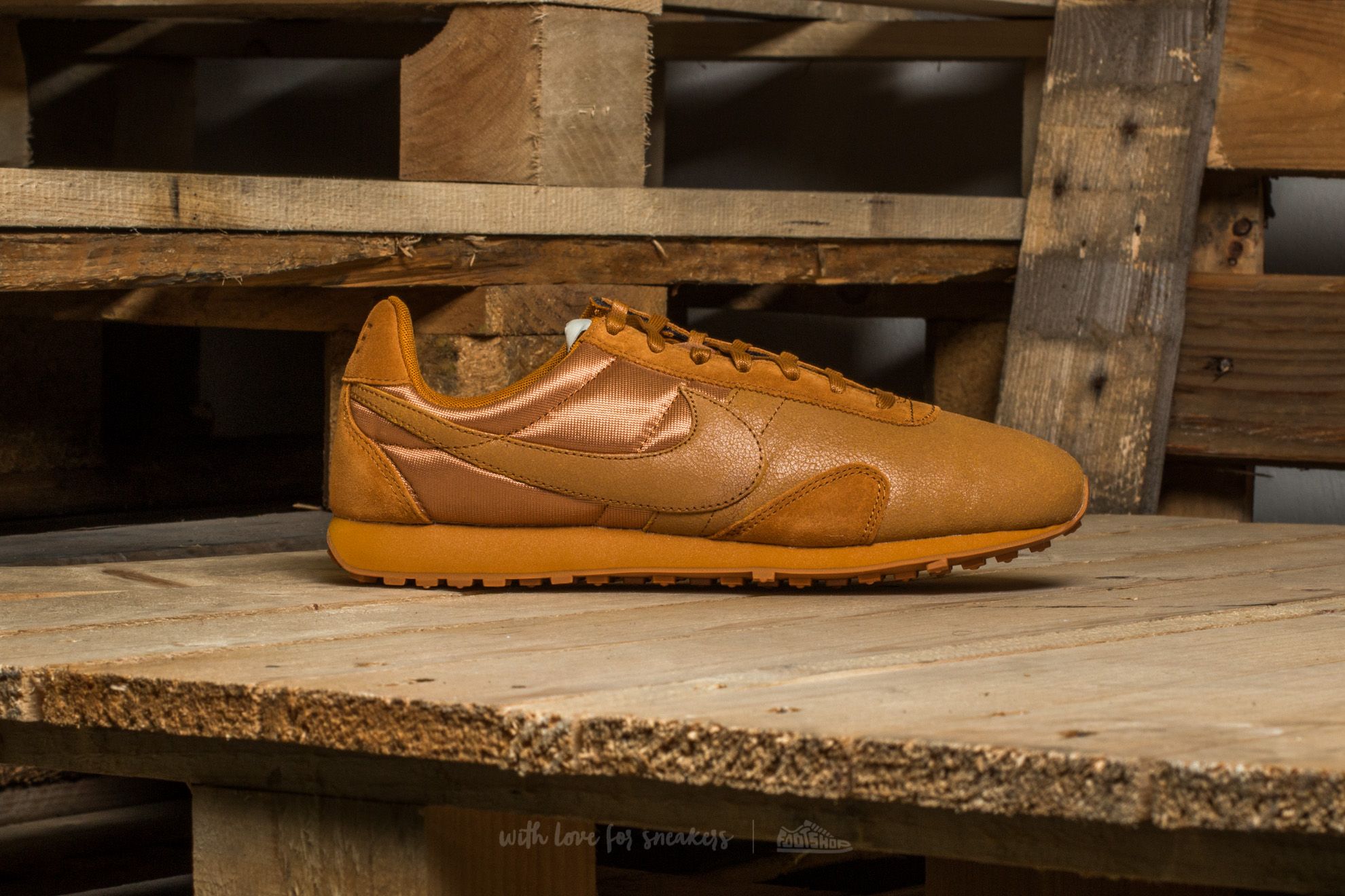 Damesko Nike W Pre Montreal Racer Vintage Premium Desert Ochre/ Desert Ochre